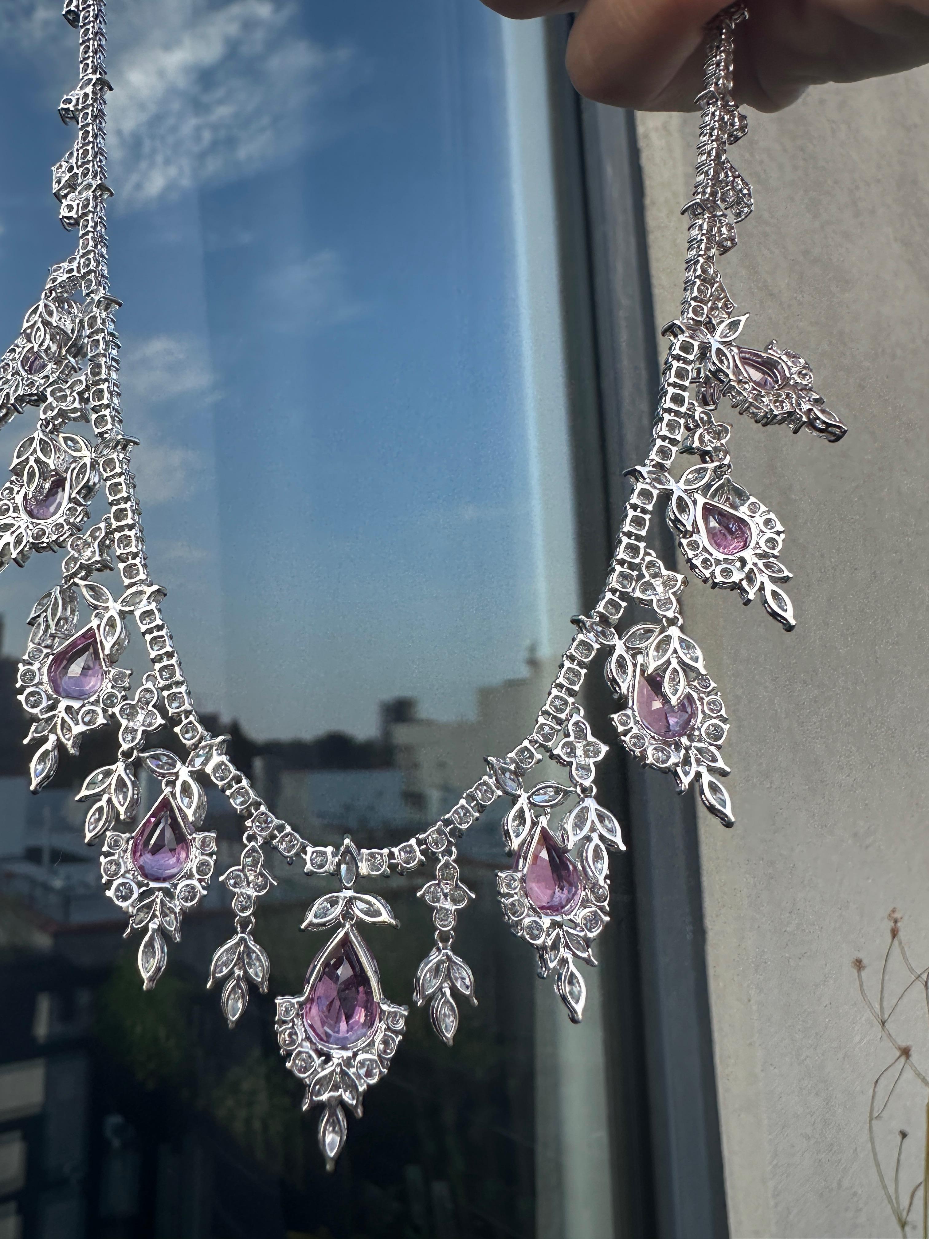 Collana con diamanti e zaffiri rosa a forma di pera in 18 carati in vendita 2