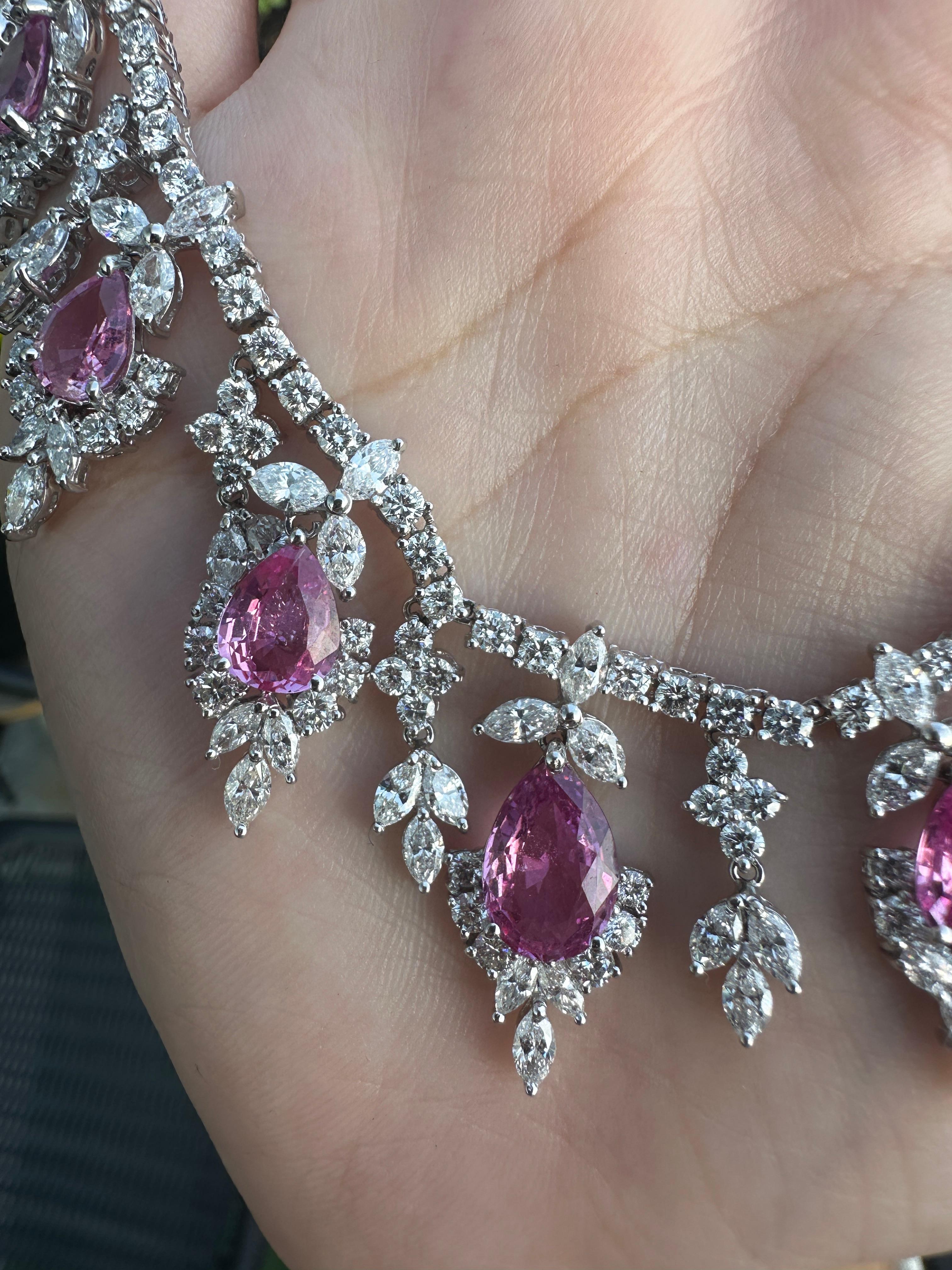 Collana con diamanti e zaffiri rosa a forma di pera in 18 carati in vendita 3