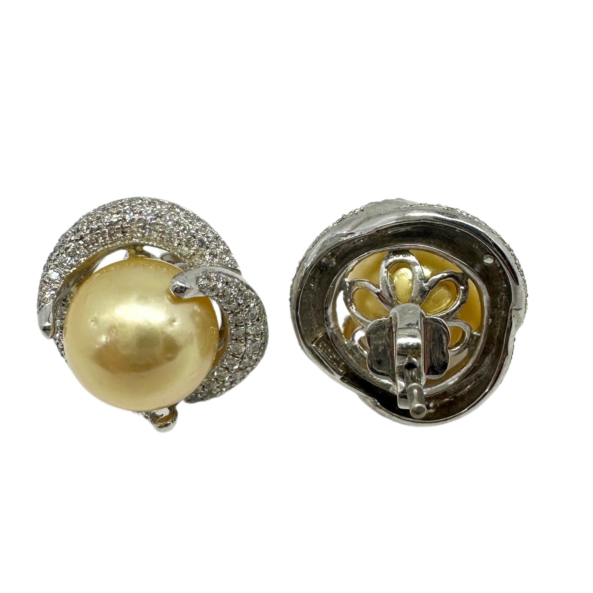 Taglio rotondo Orecchini con diamanti e perle 18k in vendita