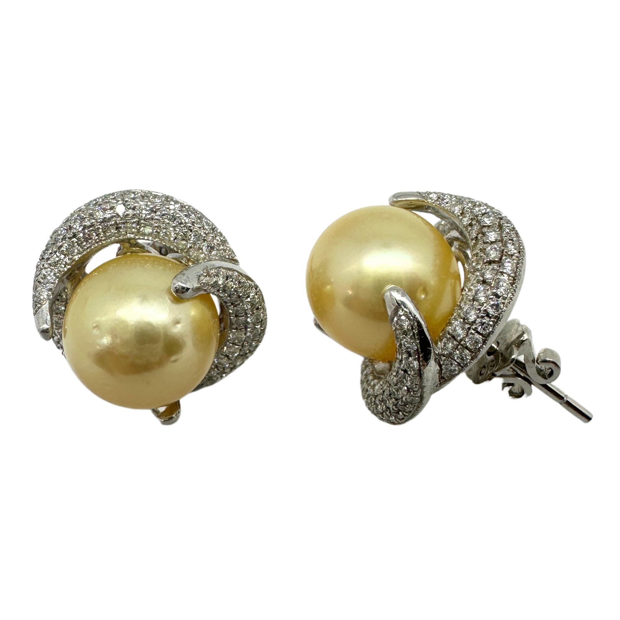 Donna Orecchini con diamanti e perle 18k in vendita