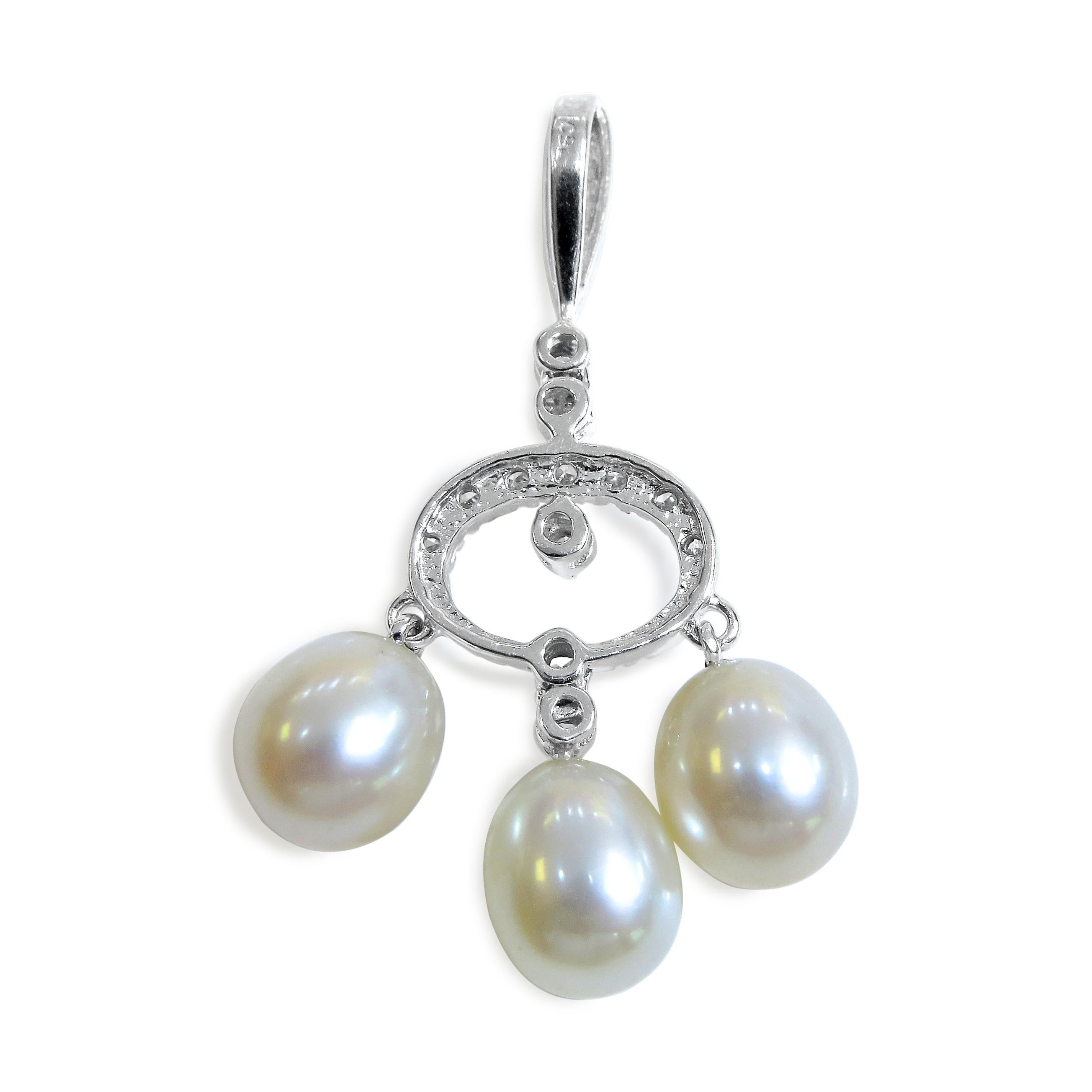 18 Karat Diamond and Pearl Ladies Pendant In Excellent Condition For Sale In Jackson Heights, NY