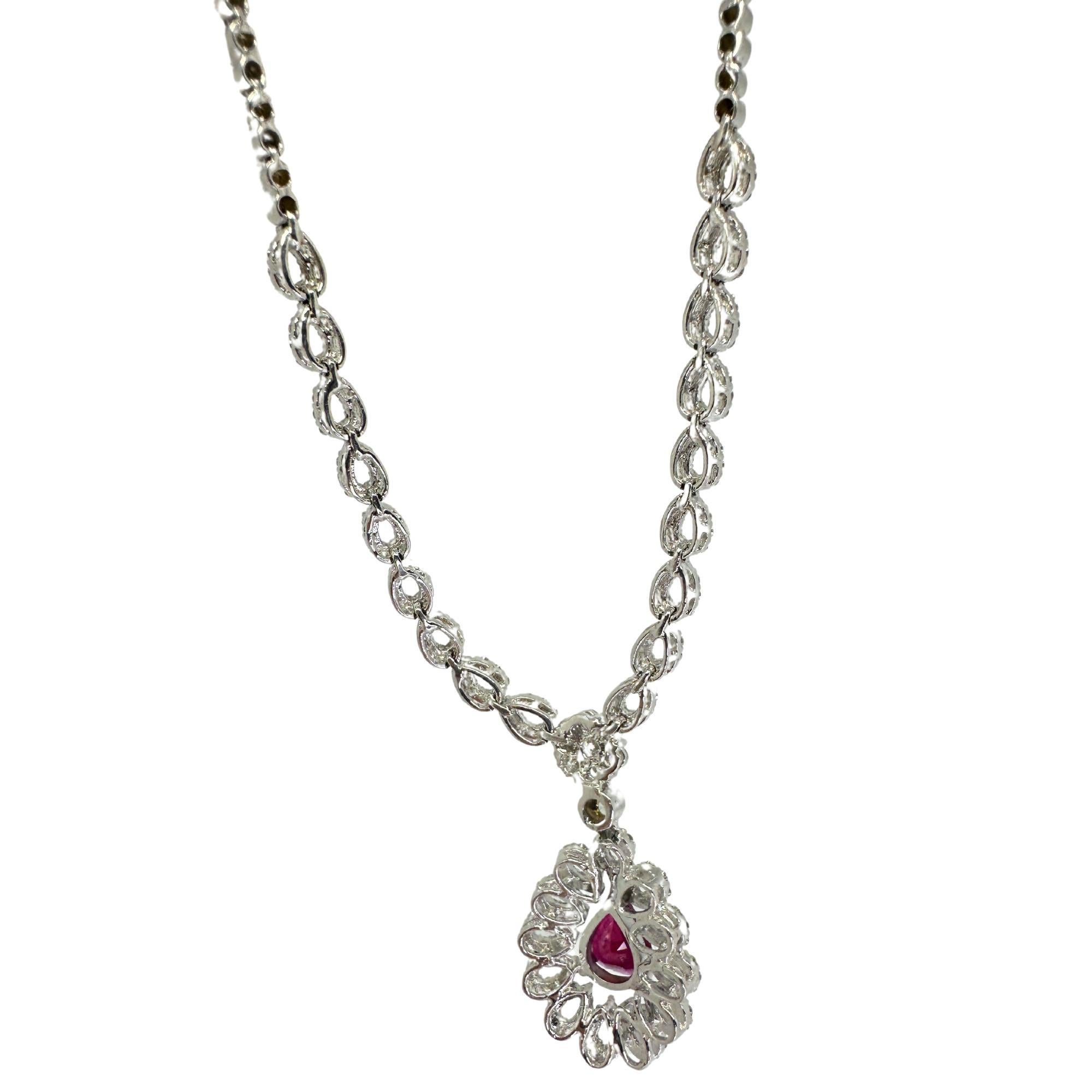 Eleva il tuo stile con questa splendida collana in oro bianco 18 carati con diamanti e rubini a forma di pera. In buone condizioni, con una lunghezza di 16,5 pollici e un peso di 22,32 grammi, questa collana è un'aggiunta perfetta a qualsiasi