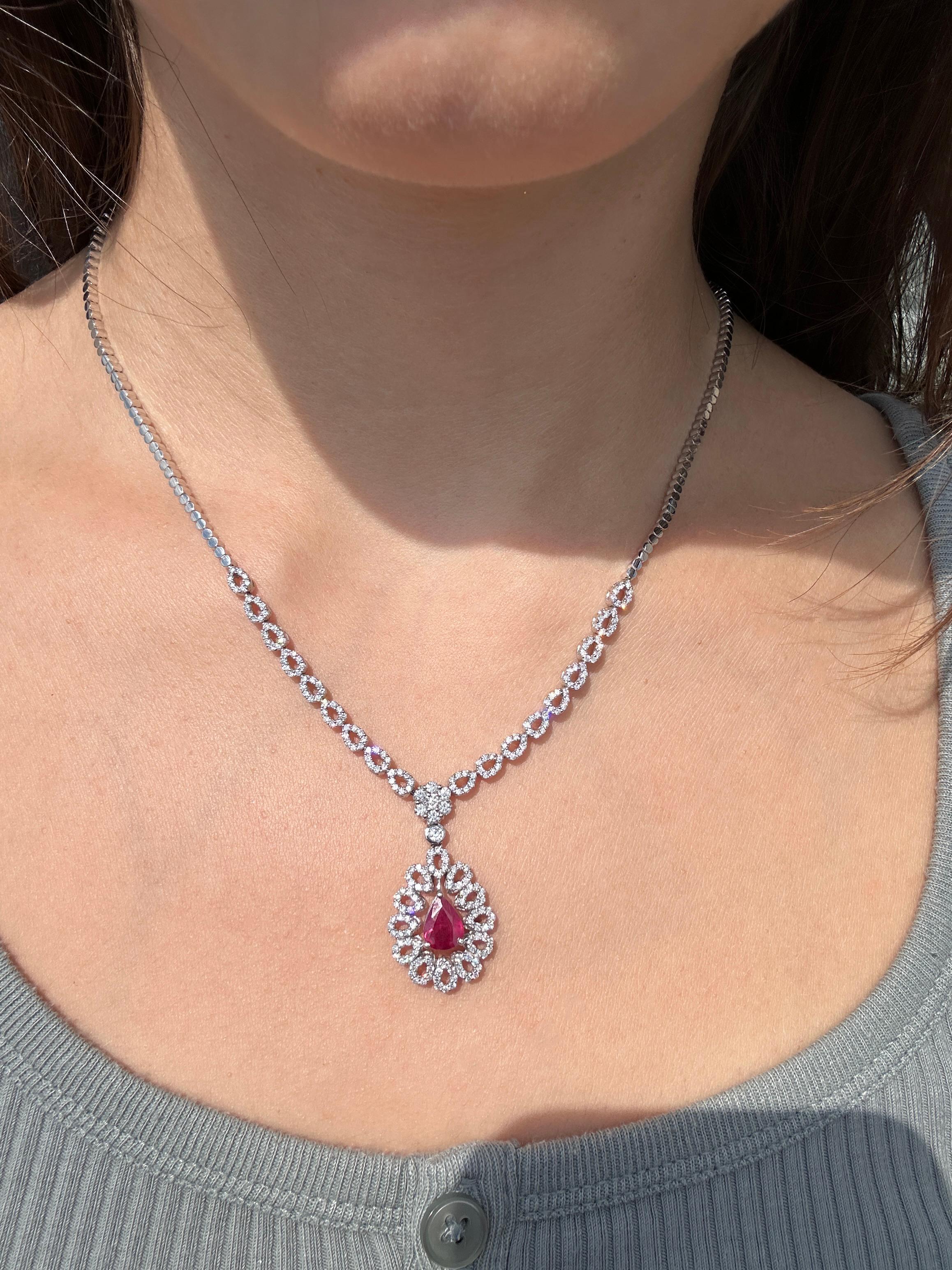 Moderno Collana di diamanti e perle a forma di rubino in 18 carati in vendita