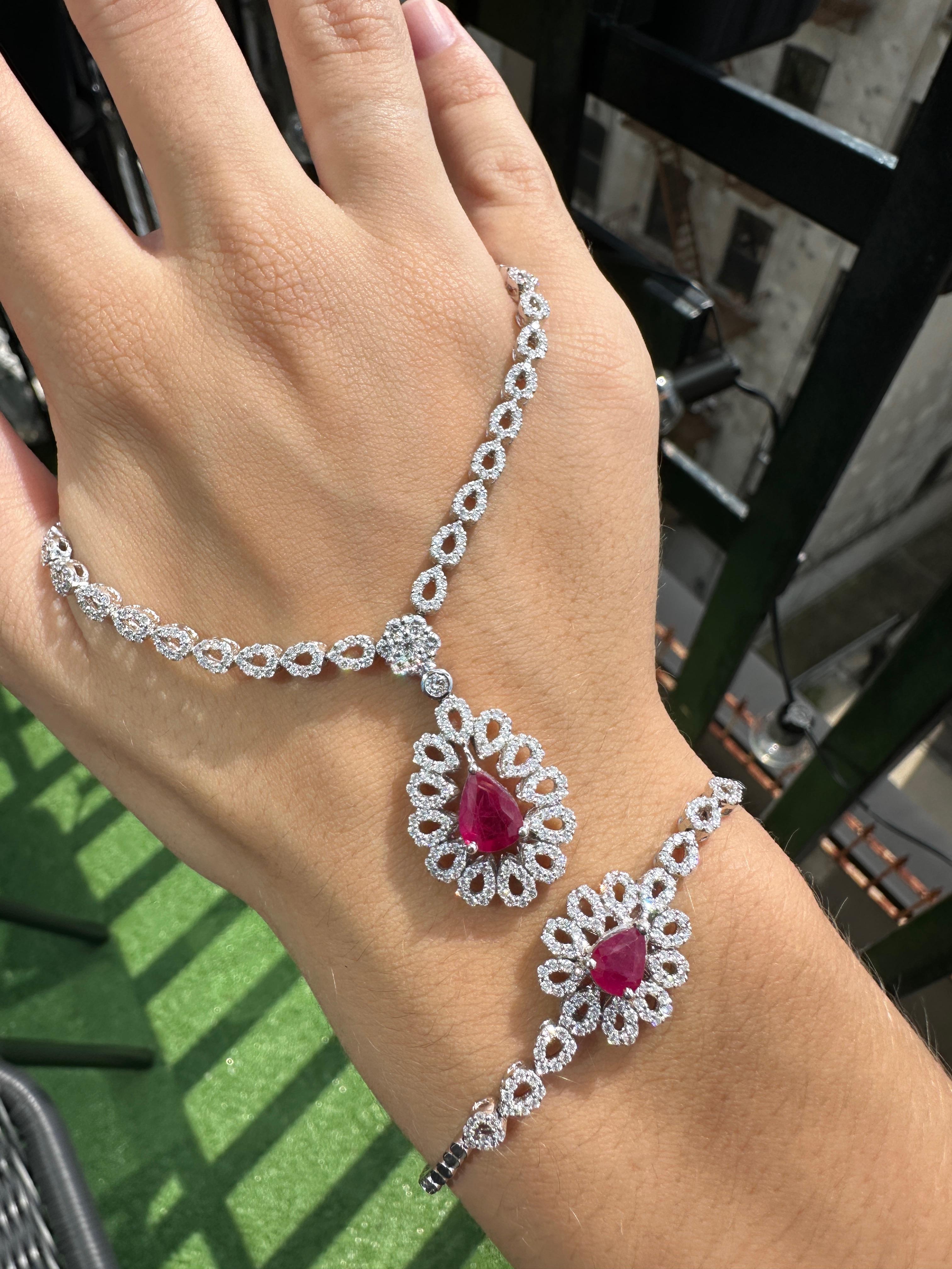 Taglio a goccia Collana di diamanti e perle a forma di rubino in 18 carati in vendita