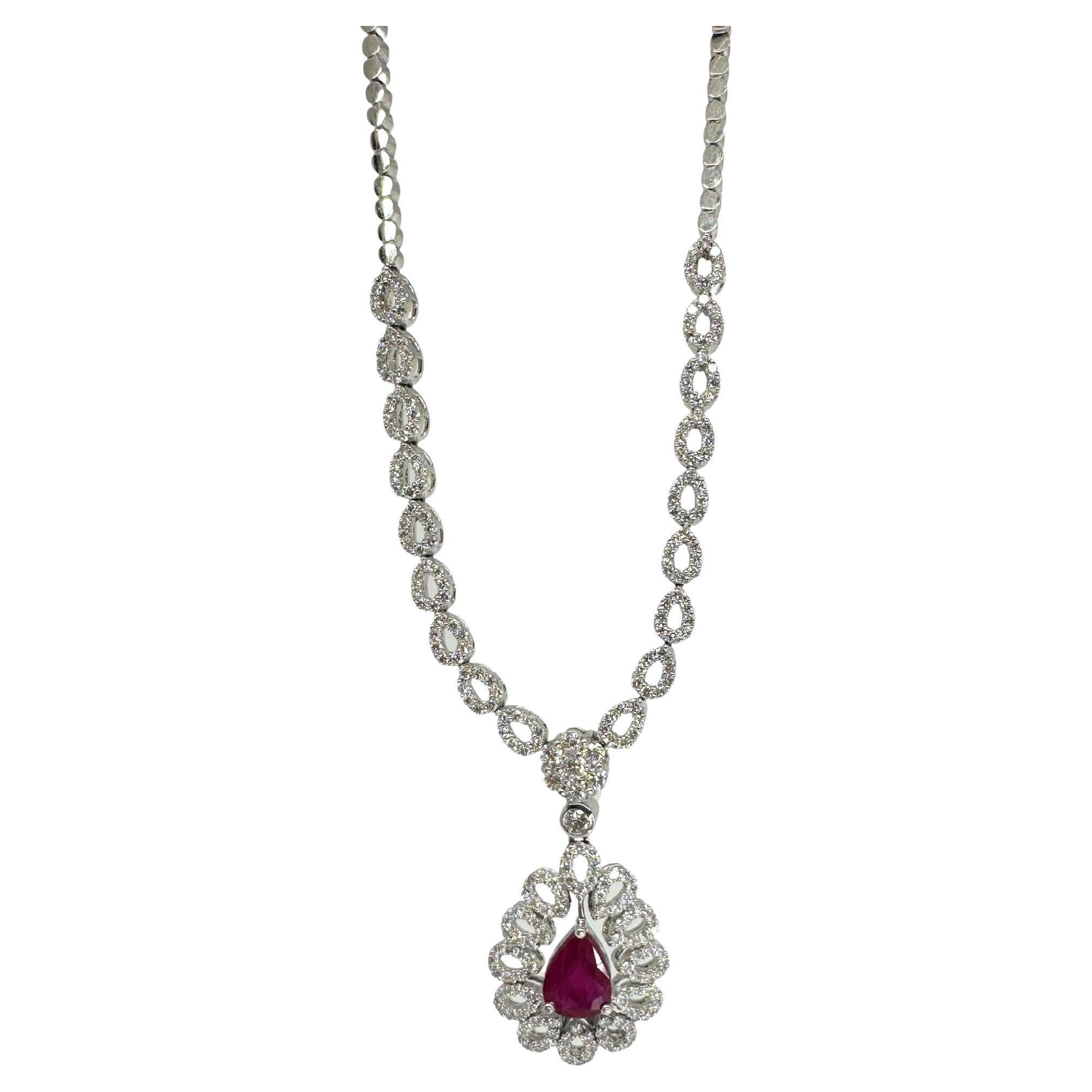 Collar de rubíes en forma de perla y diamantes de 18 quilates