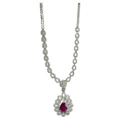 Collar de rubíes en forma de perla y diamantes de 18 quilates