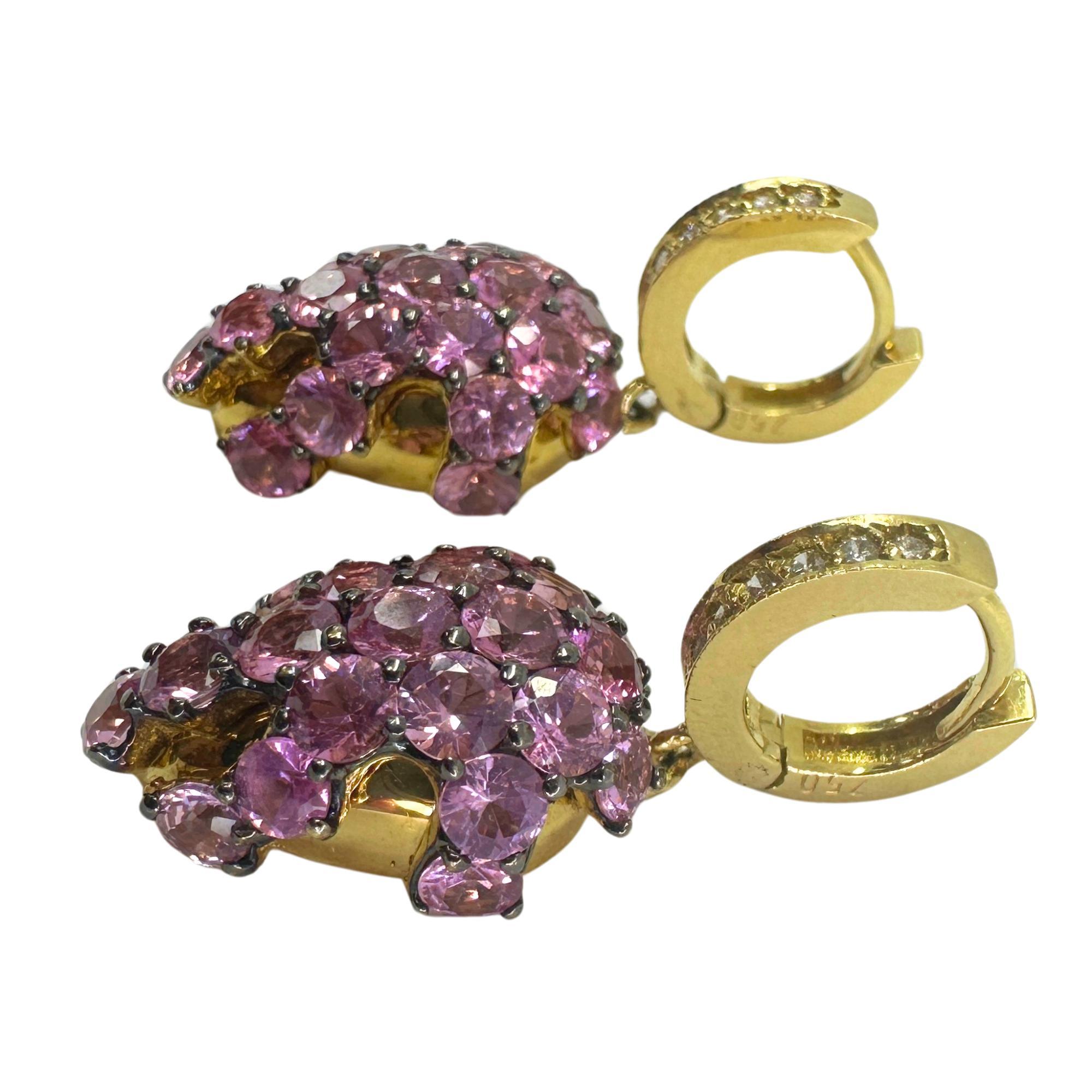 Concediti un vero lusso con questi orecchini in diamanti e zaffiri rosa 18 carati. Realizzati in oro bianco 18 carati e impreziositi da 0,15 carati di splendidi diamanti e 5,98 carati di vibranti zaffiri rosa, questi orecchini trasudano eleganza e