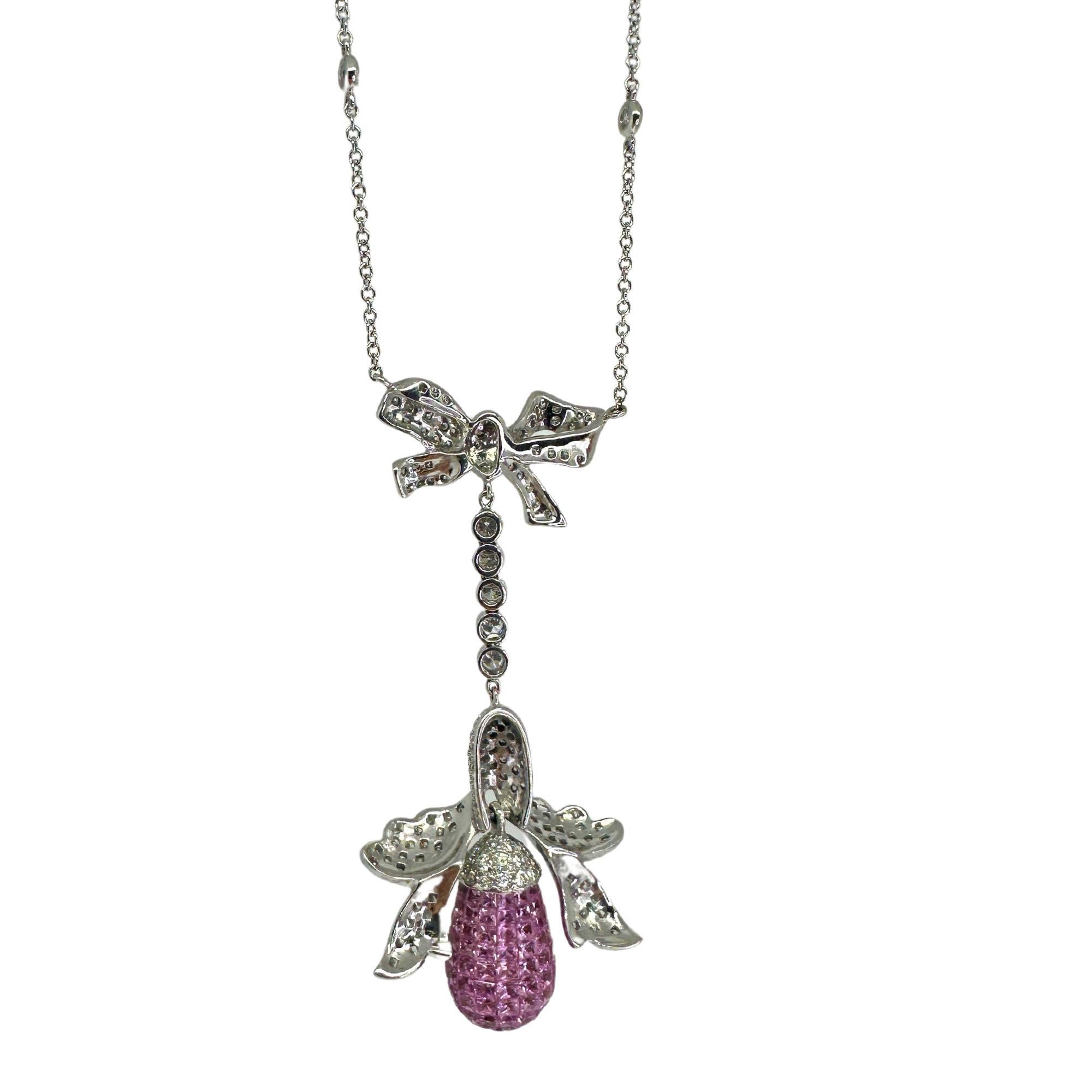 Realizzata in oro bianco 18 carati, questa splendida collana presenta 3,15 carati di diamanti e 11,44 carati di zaffiro rosa su una catena di 14,5 pollici. In ottime condizioni, con una lieve usura superficiale e un peso di 17,5 grammi. 

Collana