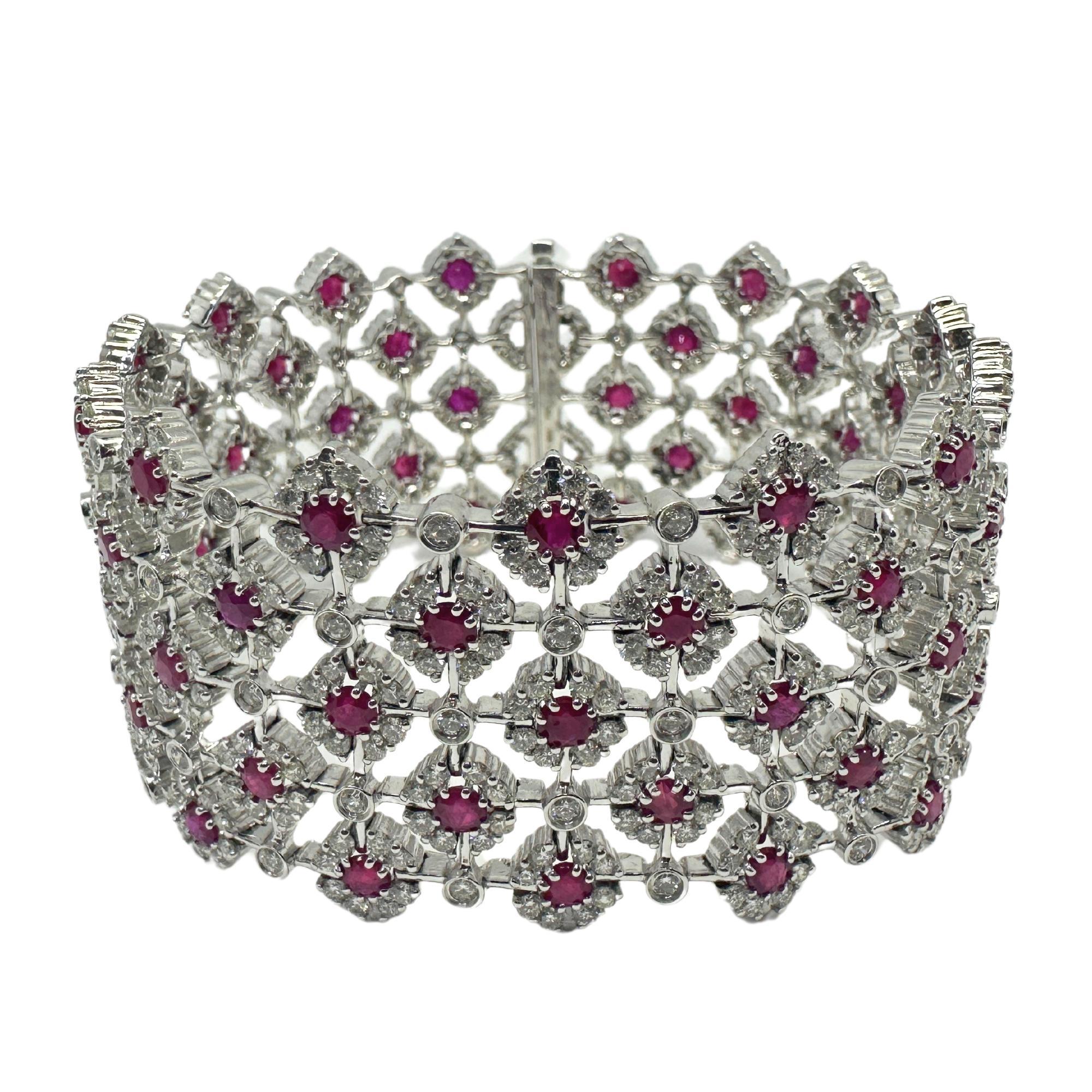Ce bracelet en diamants et rubis 18 carats est une pièce magnifique en excellent état. Réalisée en or blanc 18 carats et pesant 61,8 grammes, elle affiche 12,54 carats de diamants et 11,85 carats de rubis. Sa longueur de 7,25 pouces et ses marquages
