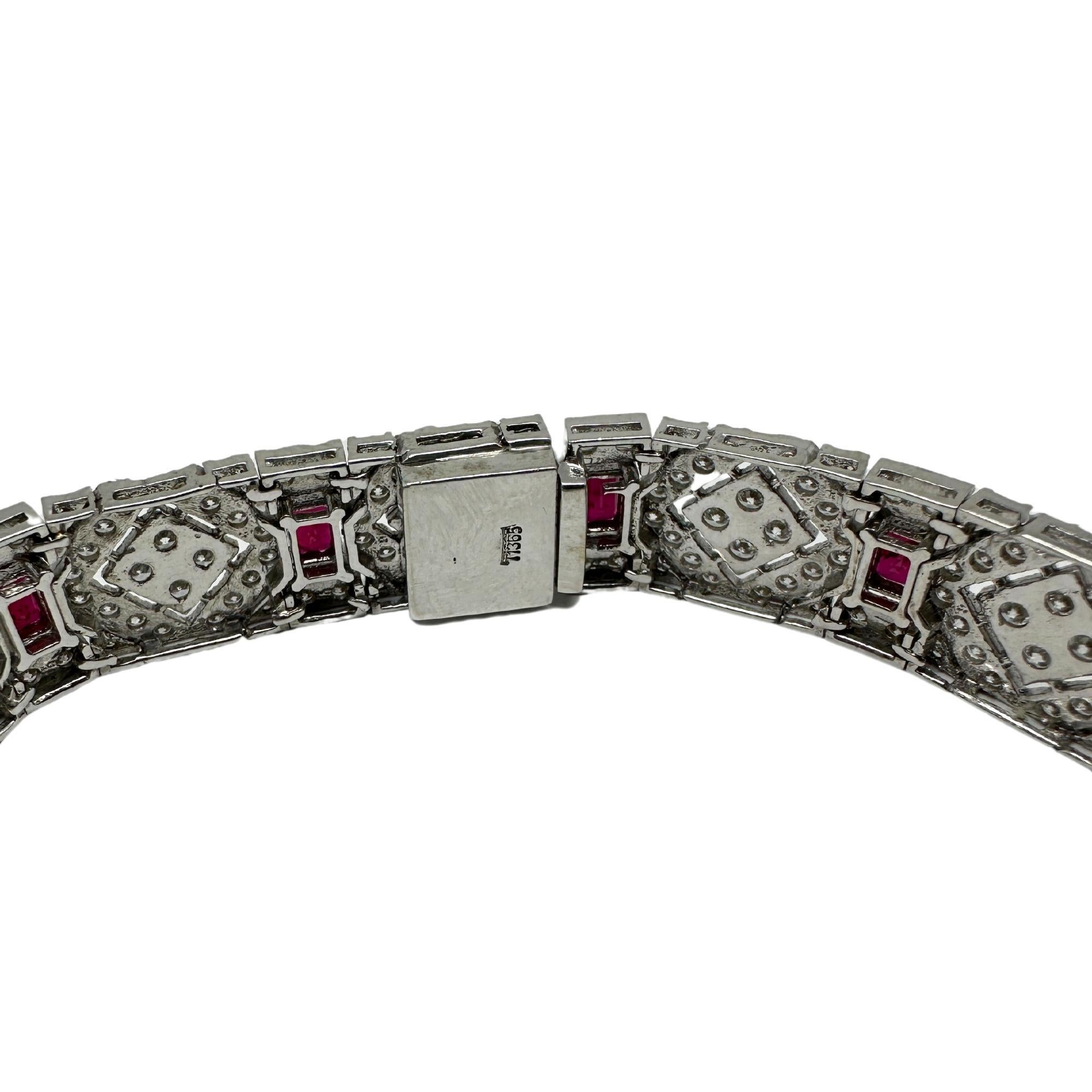 Unser 18-karätiges Diamant- und Rubinarmband wird vorgestellt. 

18K Diamant- und Rubinarmband
Zustand: In gutem Zustand mit leichten altersbedingten Oberflächenabnutzungen.
Ringgröße: 7,5 Zoll
Breite: 0,50 Zoll breit
Markierungen: 