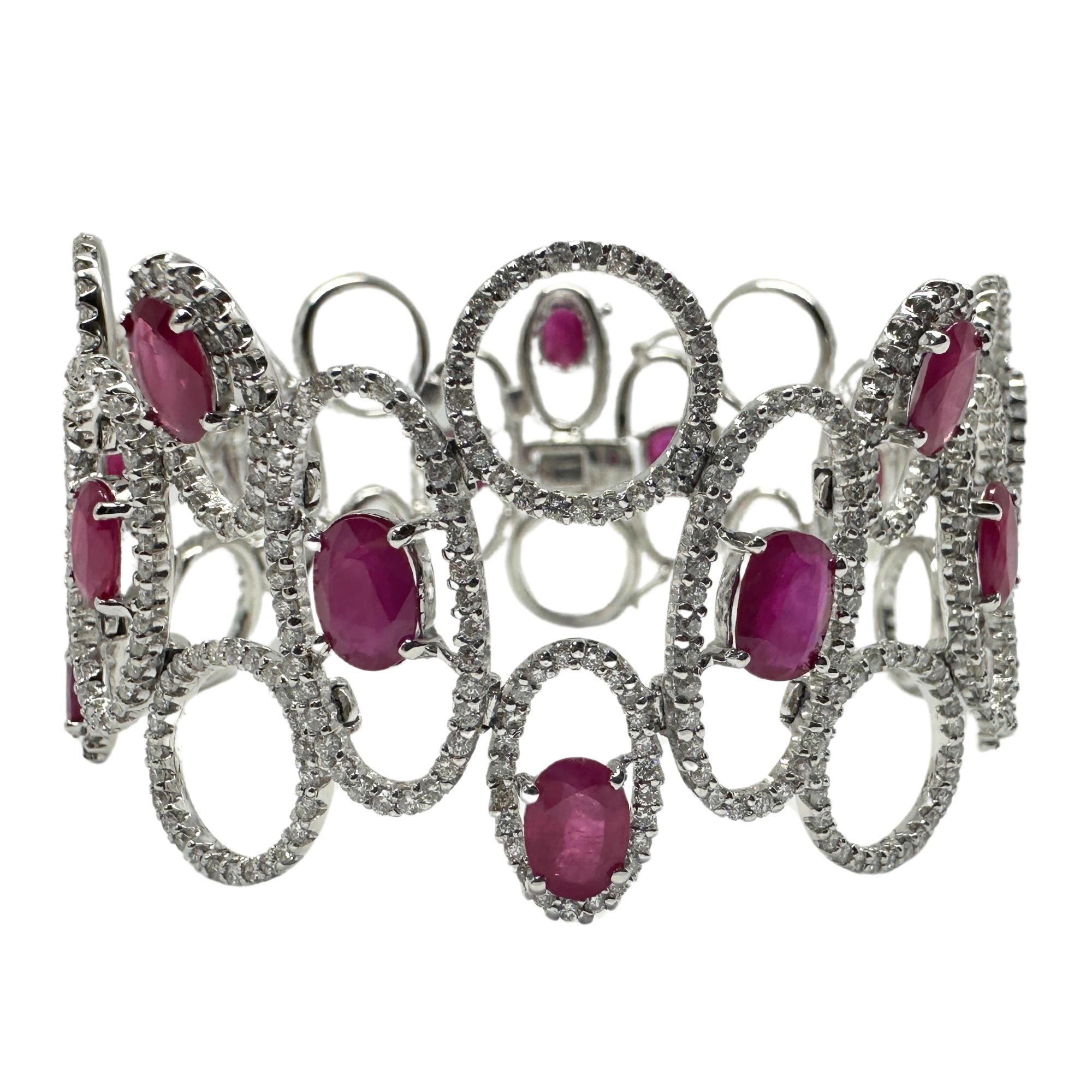 Bracelet en diamant et rubis 18K
Condit : En bon état avec quelques légères usures de surface dues à l'âge.
Longueur : 7,75 pouces 
Largeur : 1,25 pouces
Marques : 