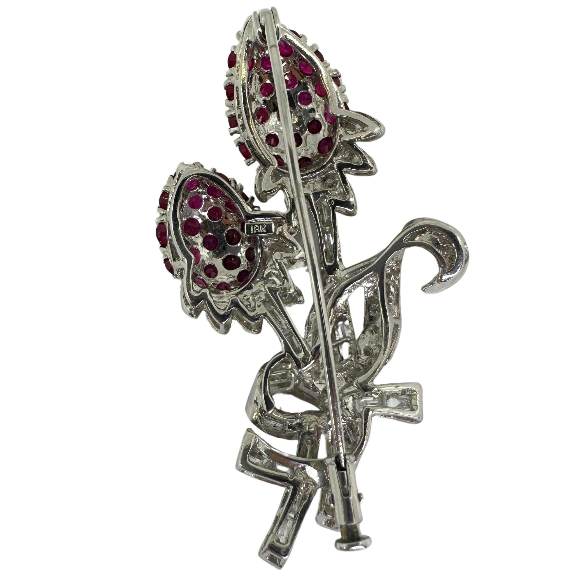 Rehaussez votre style avec cette superbe broche fleur en diamant et rubis 18 carats. Fabriqué en or blanc 18 carats, il est orné de 2,36 carats de diamants rayonnants et de 4,78 carats de rubis d'un rouge profond. Mesurant 2,10 pouces de long, c'est
