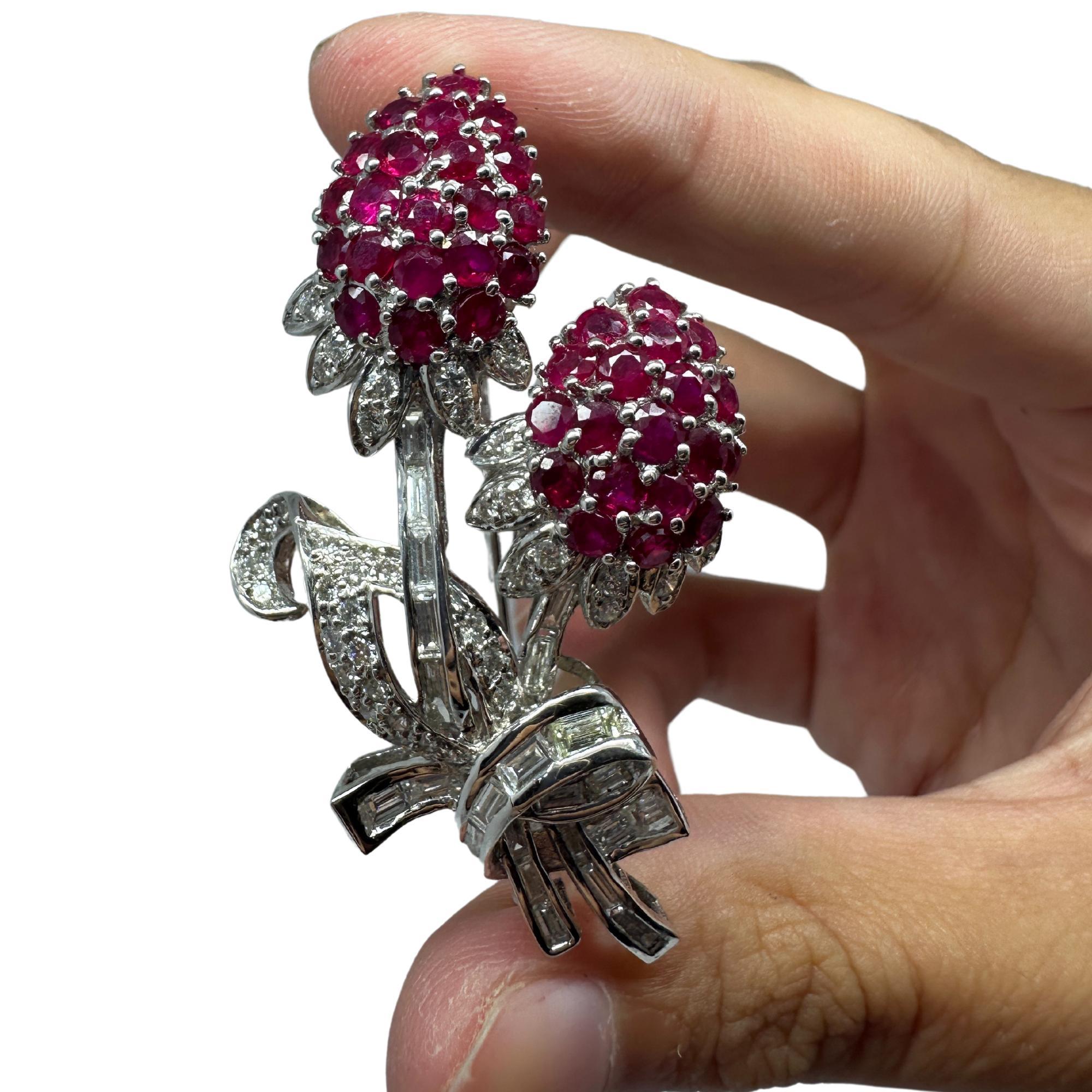 Taille ronde Broche fleur en diamant et rubis 18K en vente