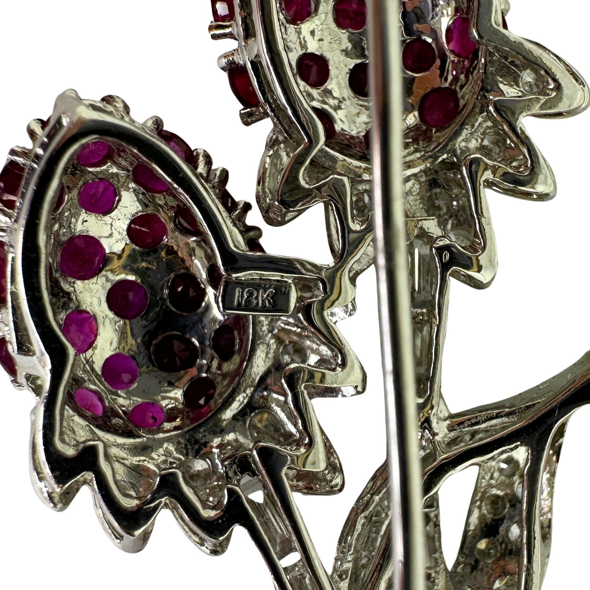 Broche fleur en diamant et rubis 18K Bon état - En vente à New York, NY