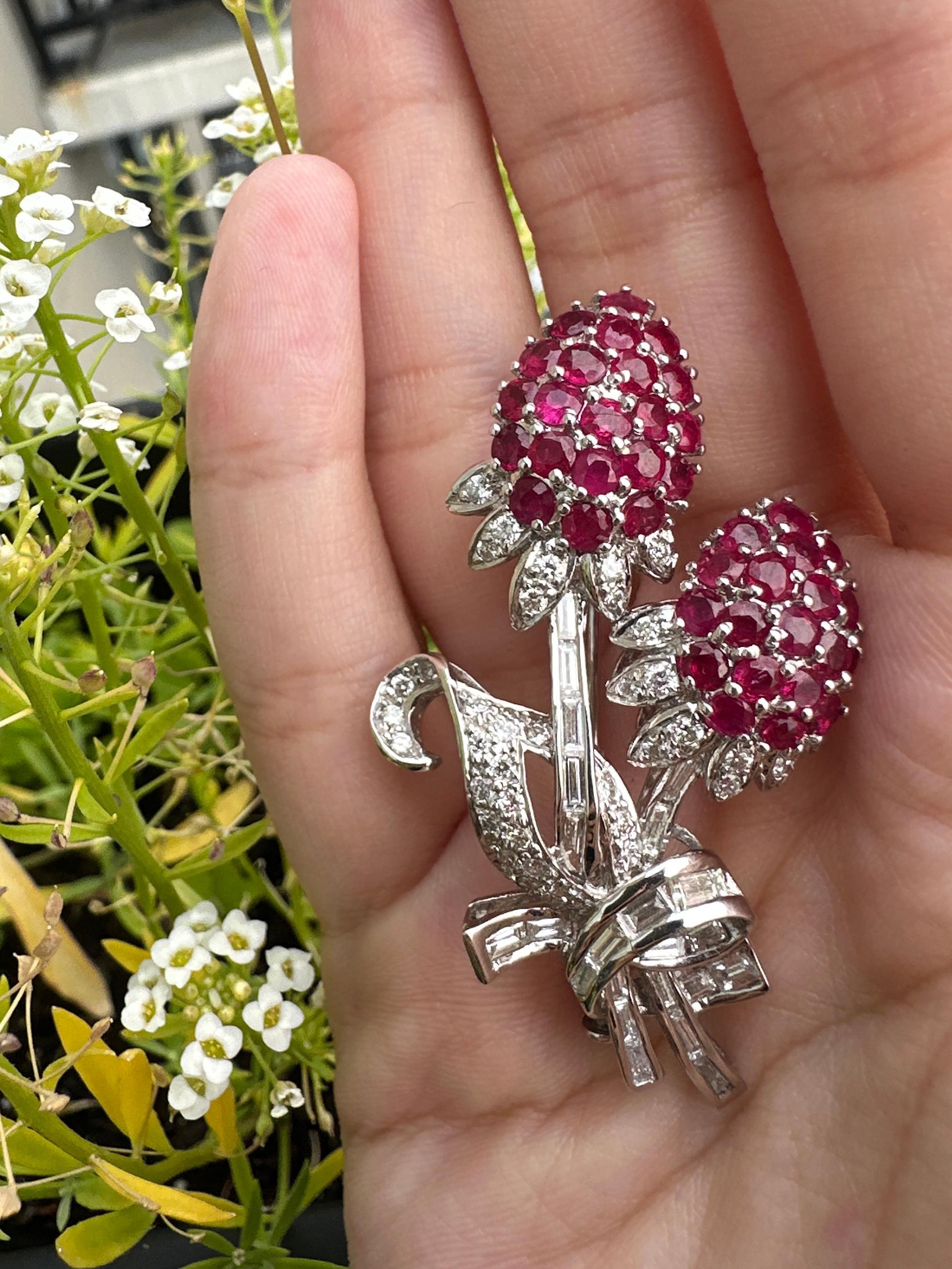 Broche fleur en diamant et rubis 18K en vente 3