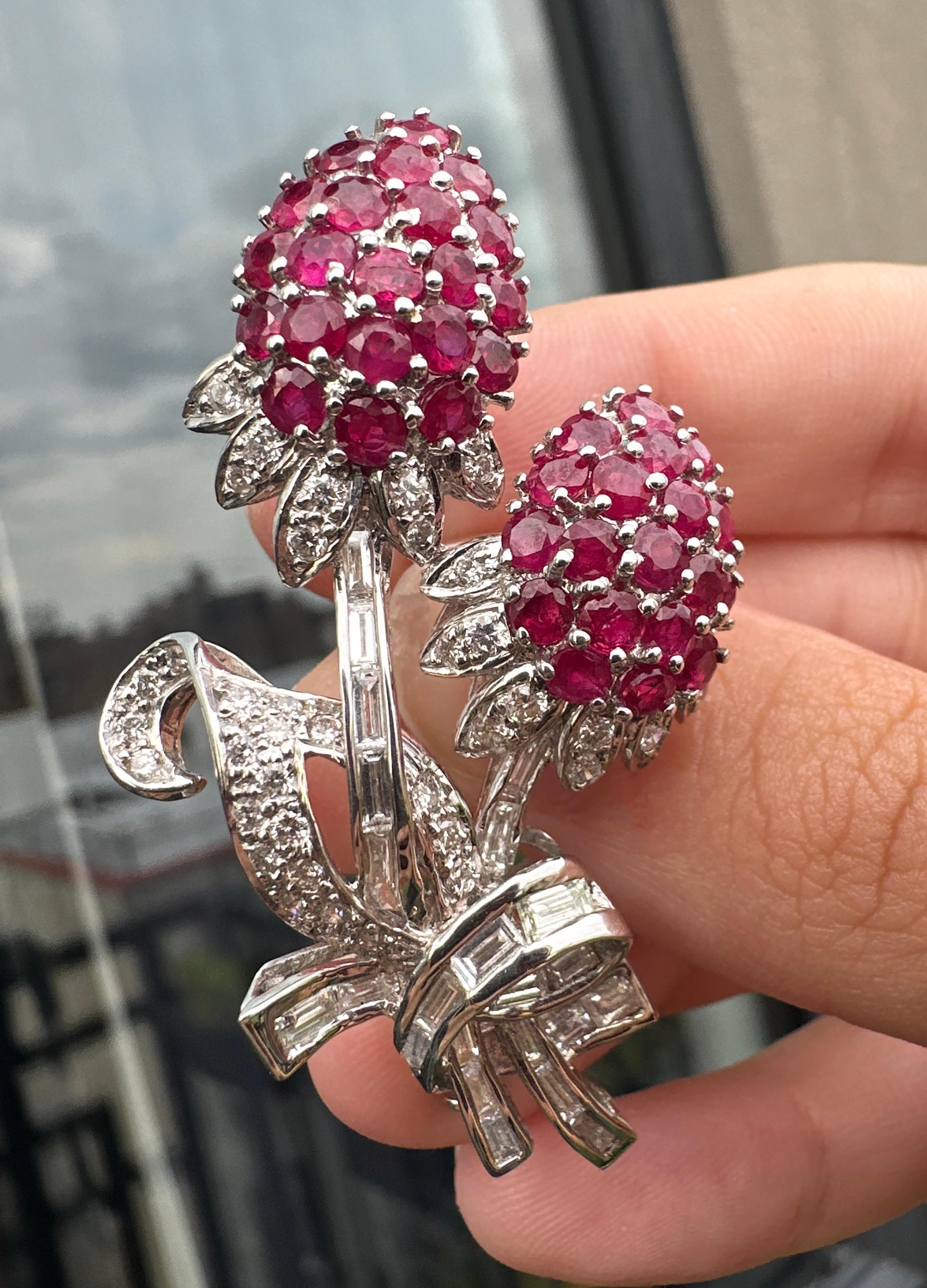 Broche fleur en diamant et rubis 18K en vente 4
