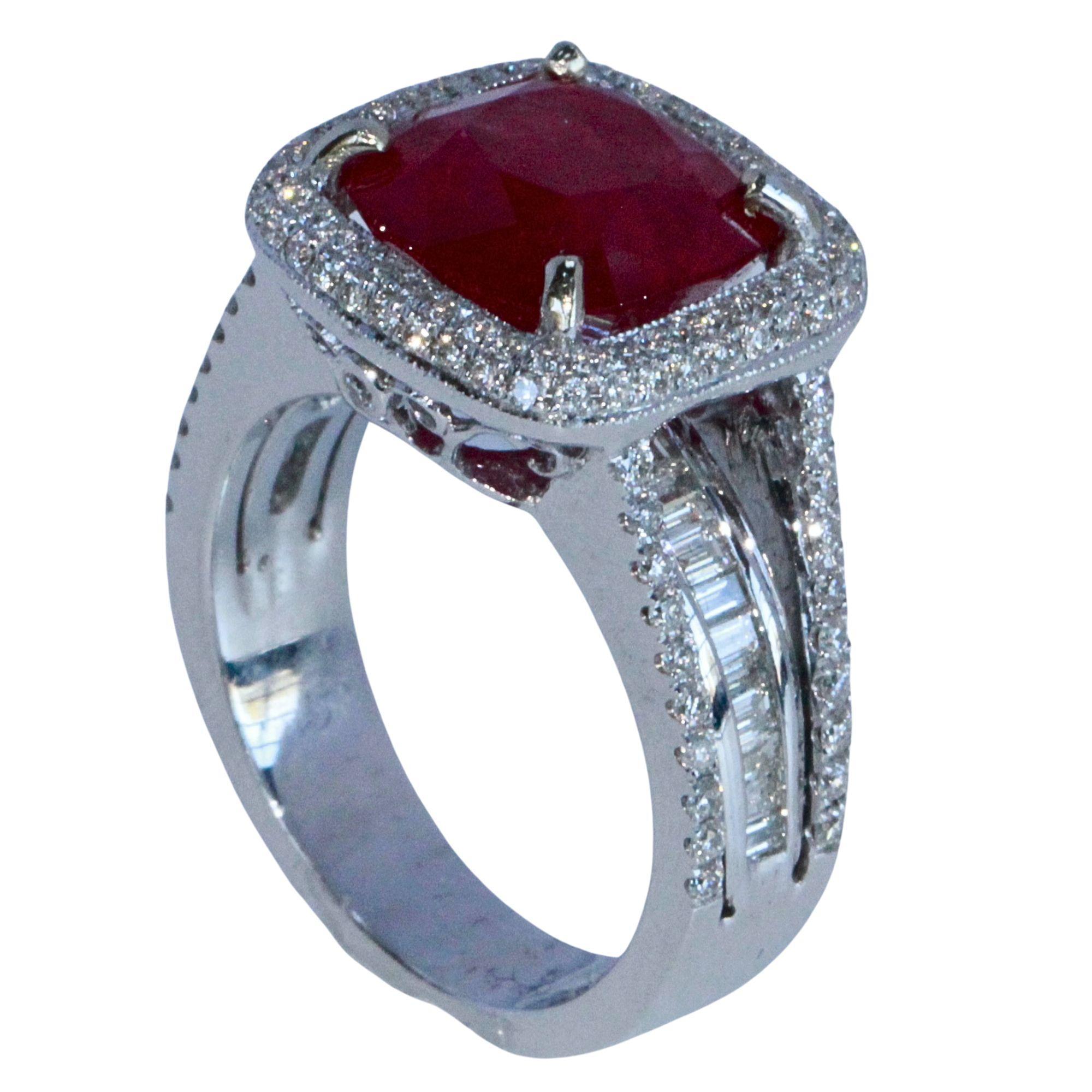 Gönnen Sie sich Luxus mit unserem 18-karätigen Ring mit Diamanten und Rubinen. Dieses exquisite Stück aus Weißgold besteht aus 1,12 Karat Diamanten und einem Rubin von 5,49 Karat. In ausgezeichnetem Zustand und mit Markierungen verziert, ist dieser