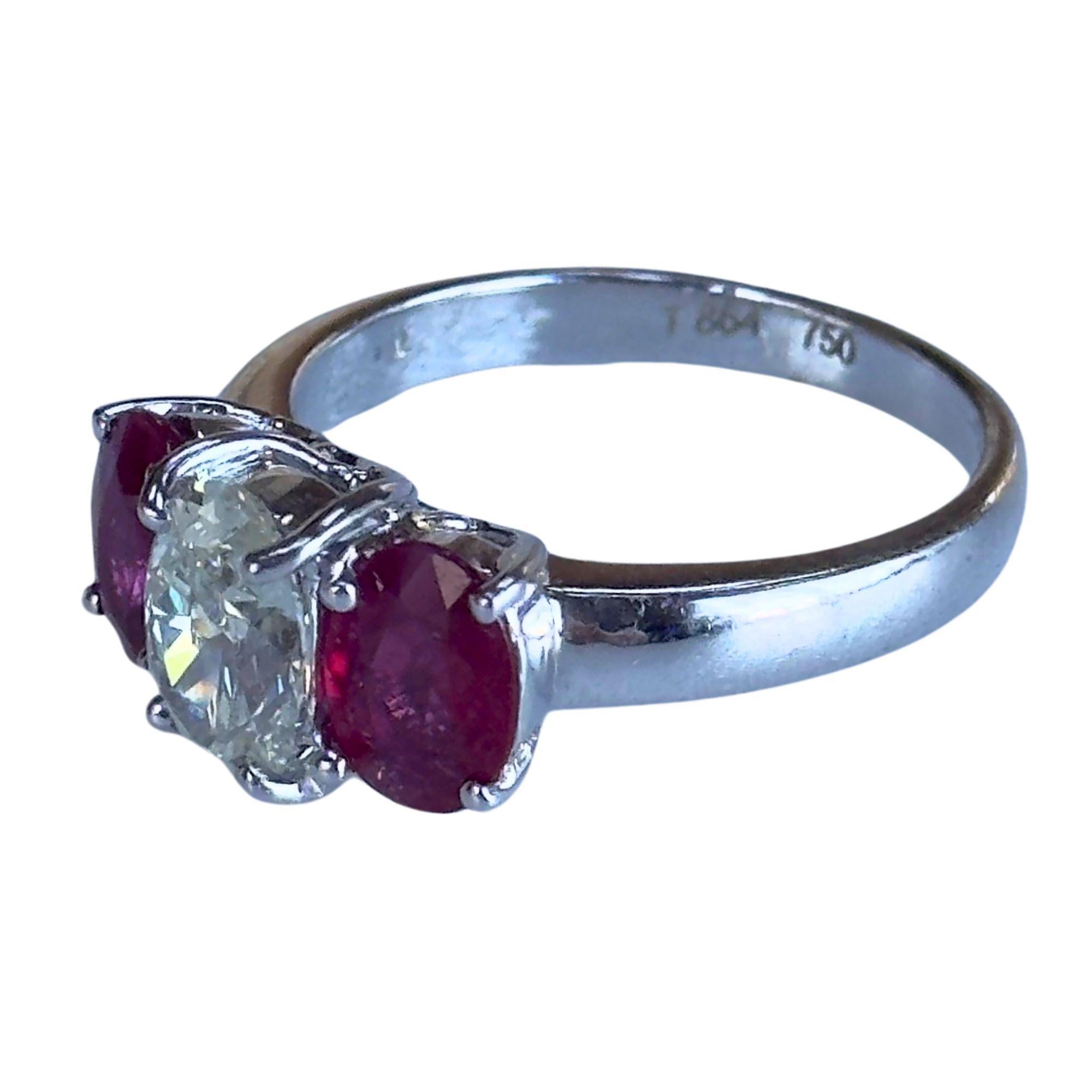 Taille ovale Bague à trois pierres en diamant et rubis 18 carats en vente