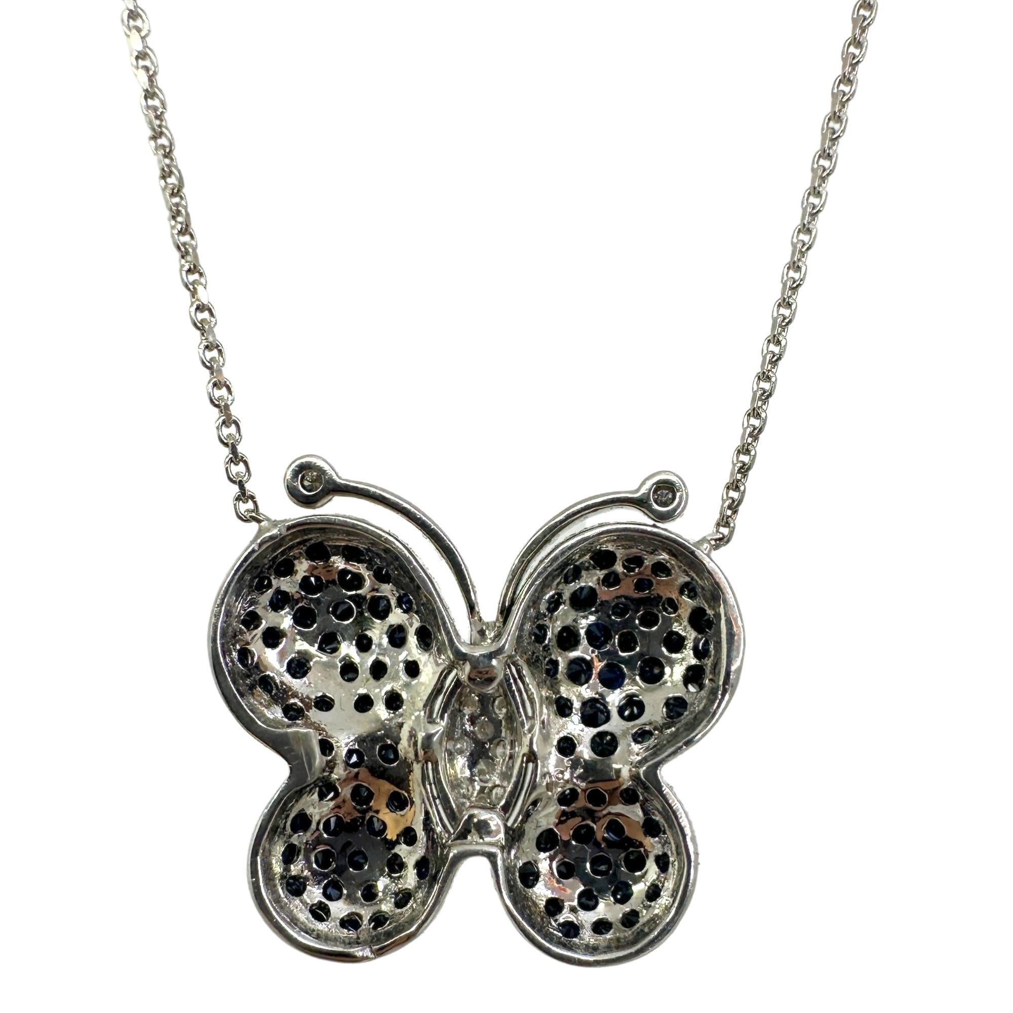 Taglio rotondo Collana con ciondolo a forma di farfalla con diamanti e zaffiri 18k in vendita