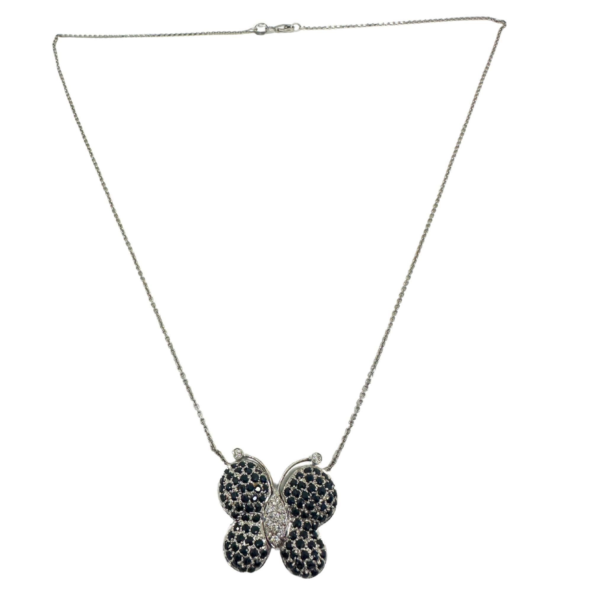 Collana con ciondolo a forma di farfalla con diamanti e zaffiri 18k In condizioni buone in vendita a New York, NY
