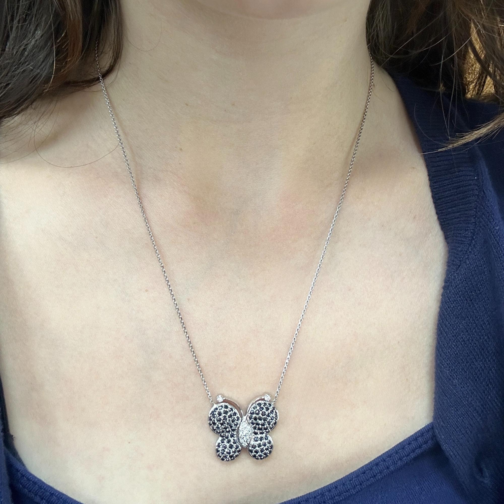 Collana con ciondolo a forma di farfalla con diamanti e zaffiri 18k in vendita 1