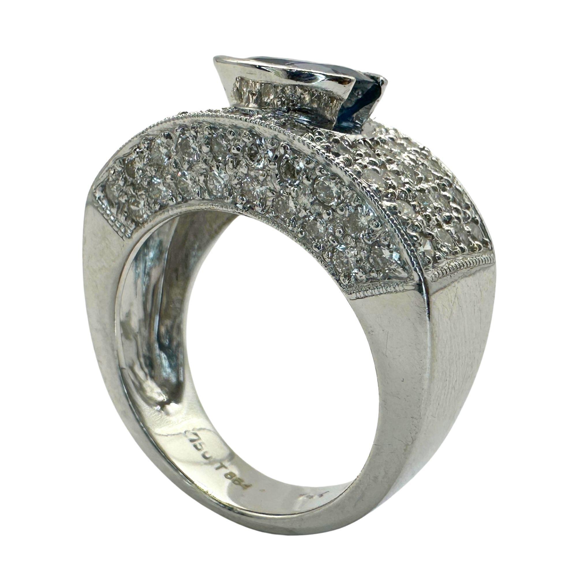 Round Cut 18k Diamond and Sapphire Ring For Sale