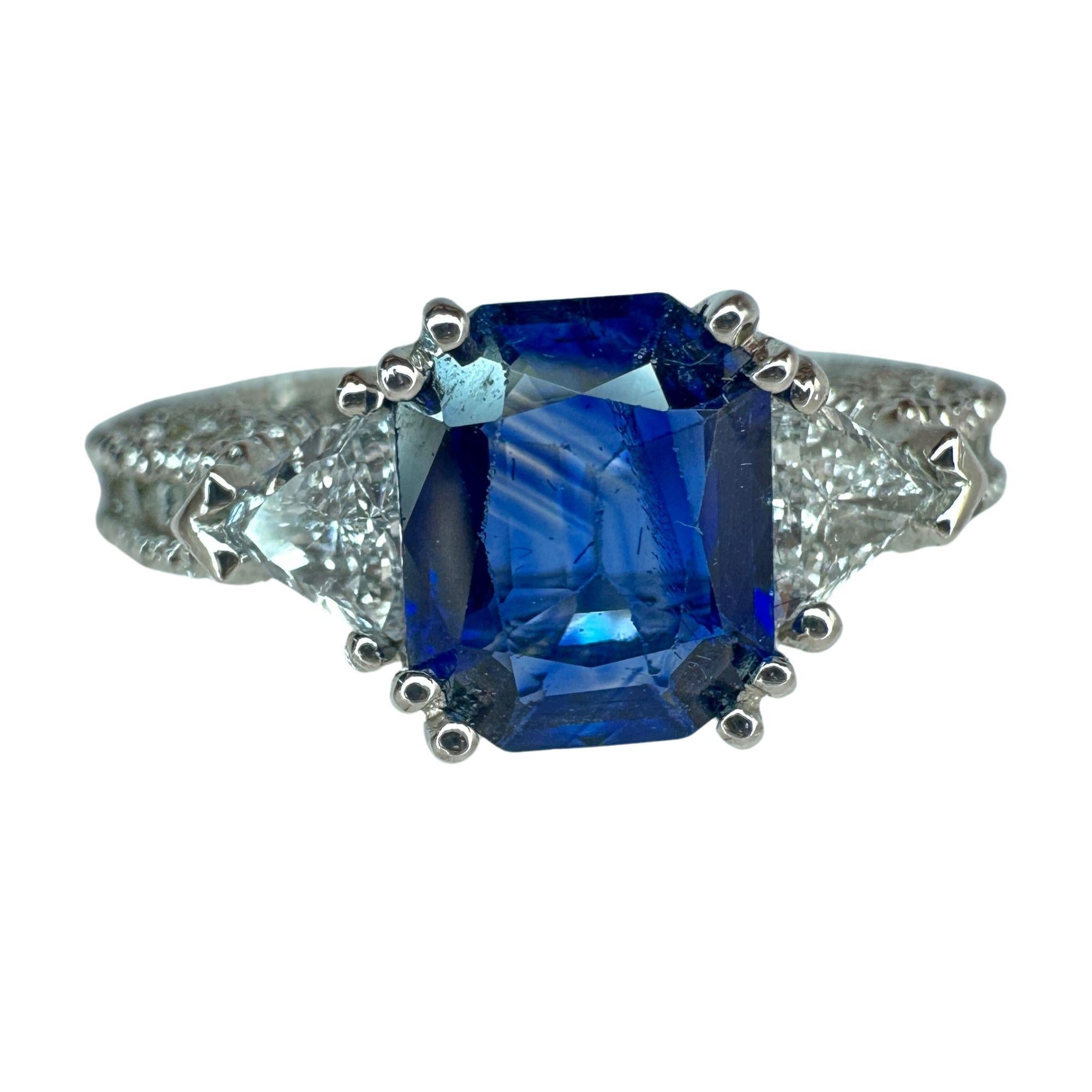 Round Cut 18k Diamond and Sapphire Ring