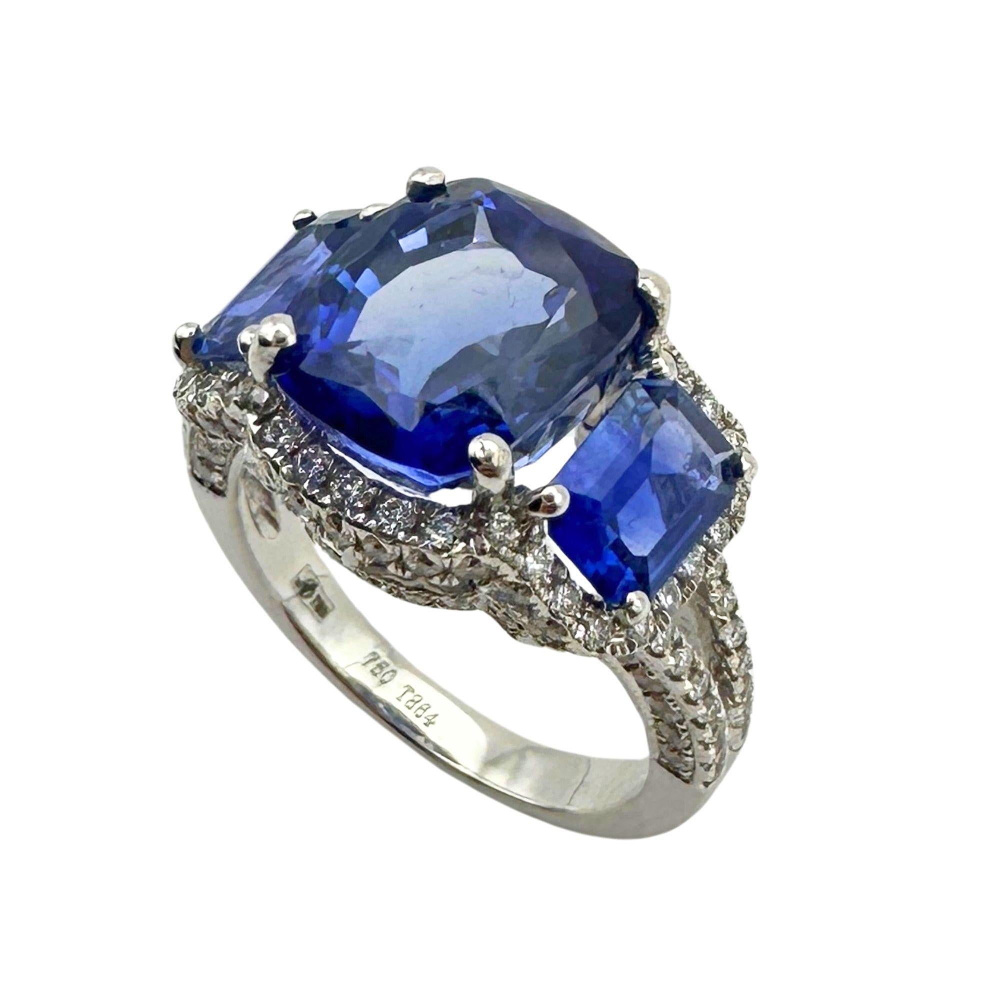 Aggiungi un tocco di moderna eleganza con il nostro anello a tre pietre con diamanti e zaffiri a 18 carati. Lo splendido peso di 7,55 carati di zaffiri blu trattati a diffusione, circondati da 0,78 carati di diamanti scintillanti, farà una
