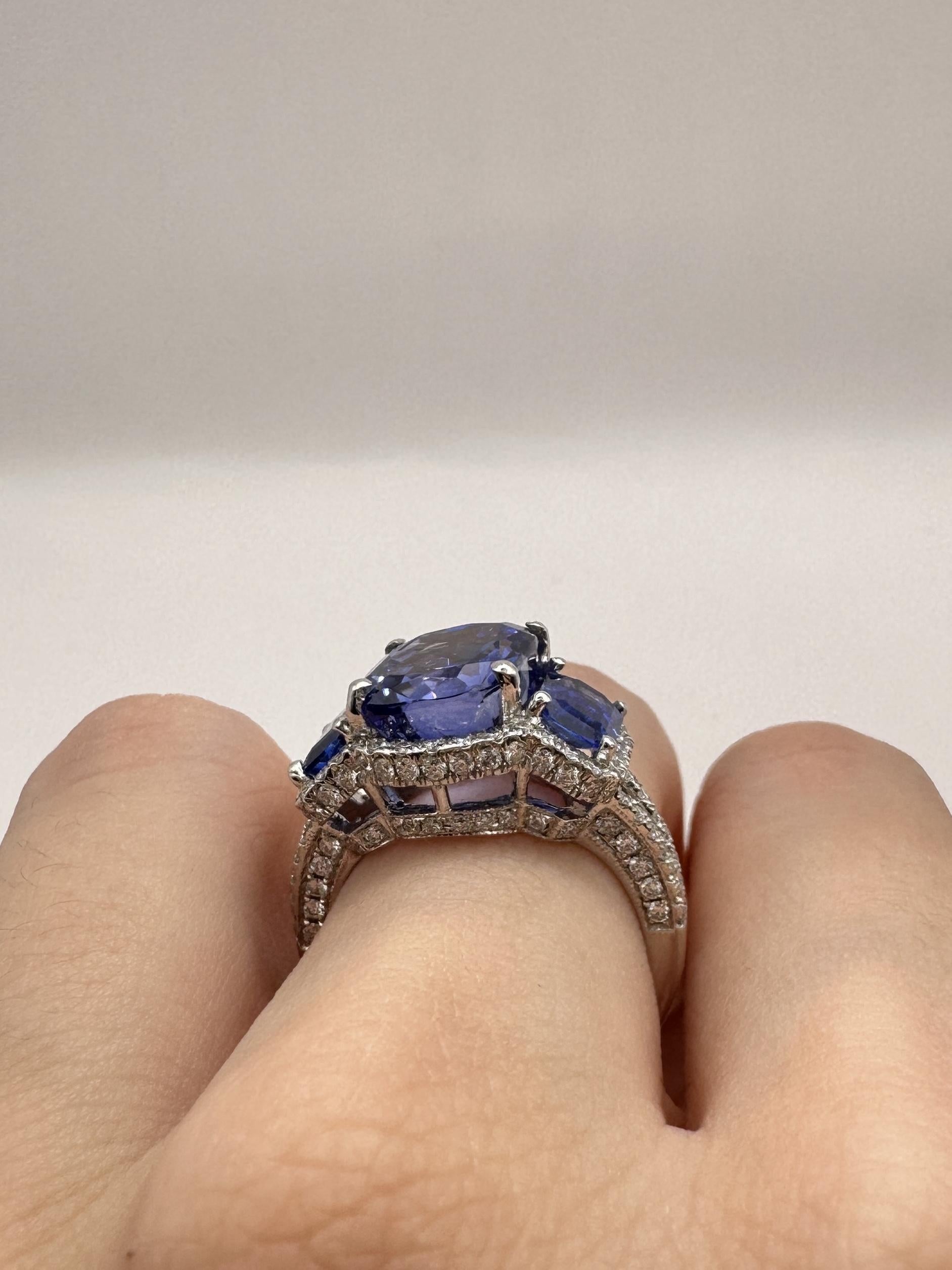 Anello a tre pietre con diamanti e zaffiri 18 carati in vendita 3