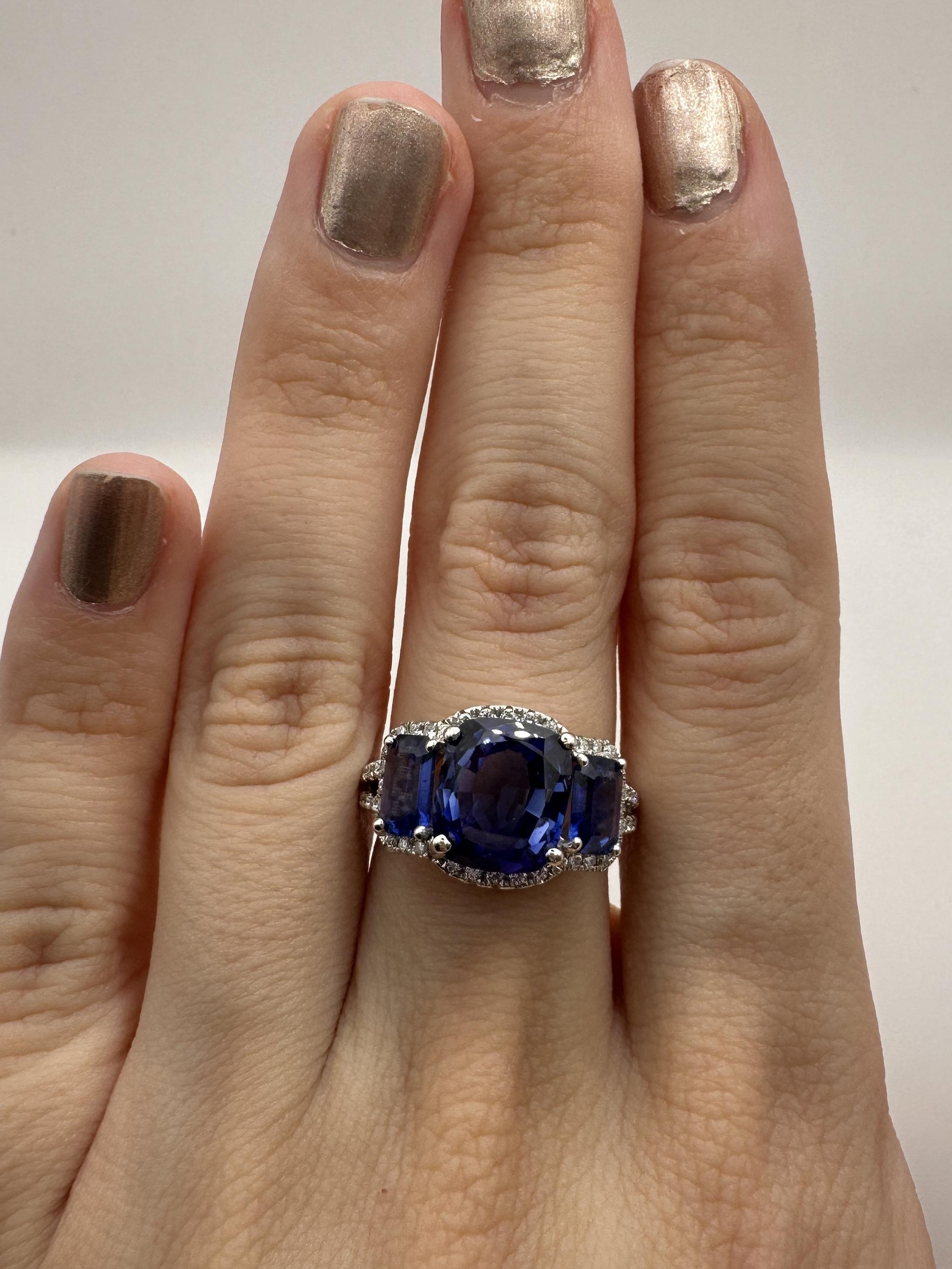Anello a tre pietre con diamanti e zaffiri 18 carati in vendita 4