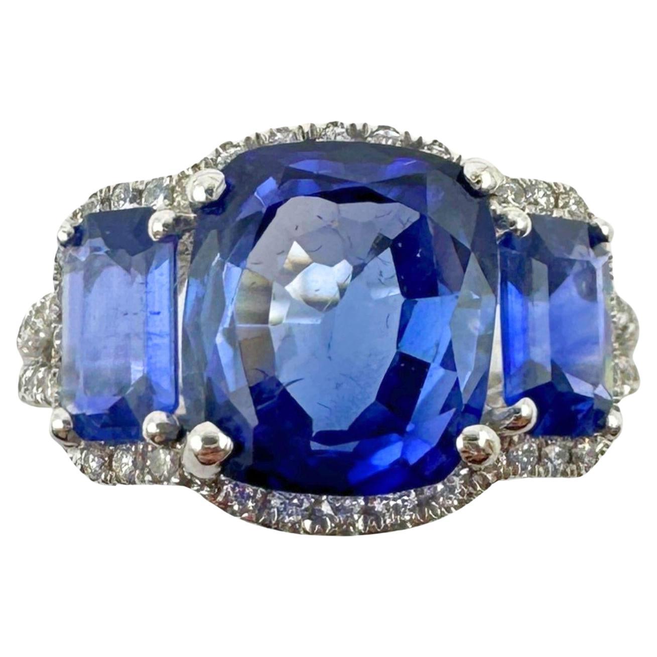Anillo de tres piedras con diamantes y zafiros de 18k