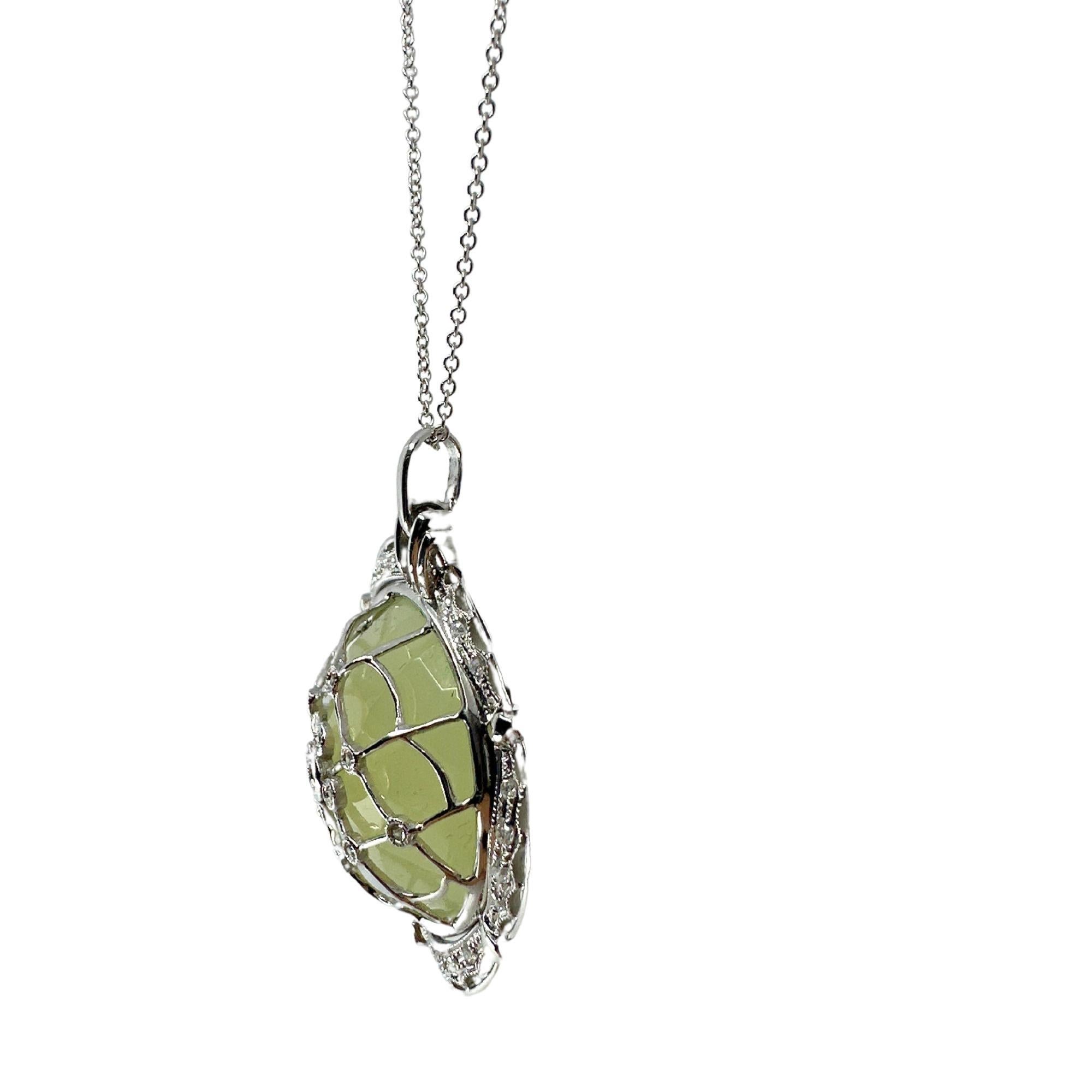 Il bellissimo ciondolo della collana con diamanti e pietre in 18k pesa 14,8 grammi. La collana è composta da una catena da 18 pollici che può essere accorciata a 15,5 pollici e da un ciondolo con diamanti scintillanti da 0,28 carati. La lunghezza