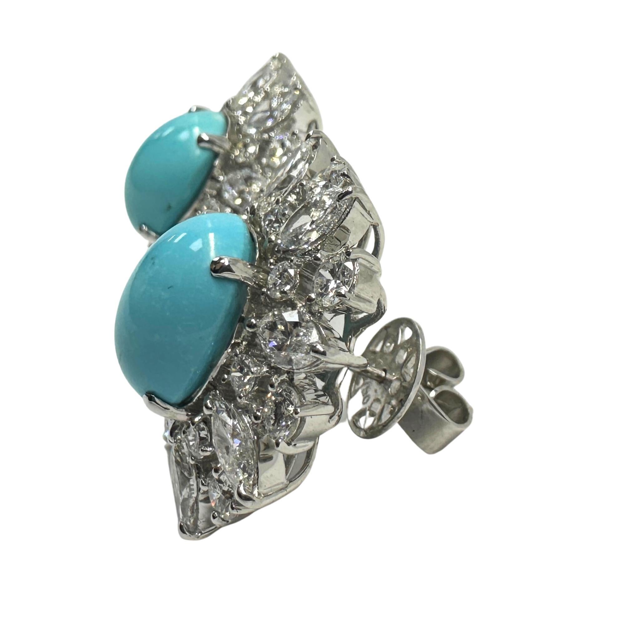Orecchini con diamanti e turchesi 18k
Condit: In buone condizioni, con qualche lieve usura superficiale dovuta all'età.
Lunghezza: 0,90 pollici
Metallo: oro bianco 18k
Peso: 16.8 grammi
Diamanti: 5,20 carati 
Turchese: 10,22 carati