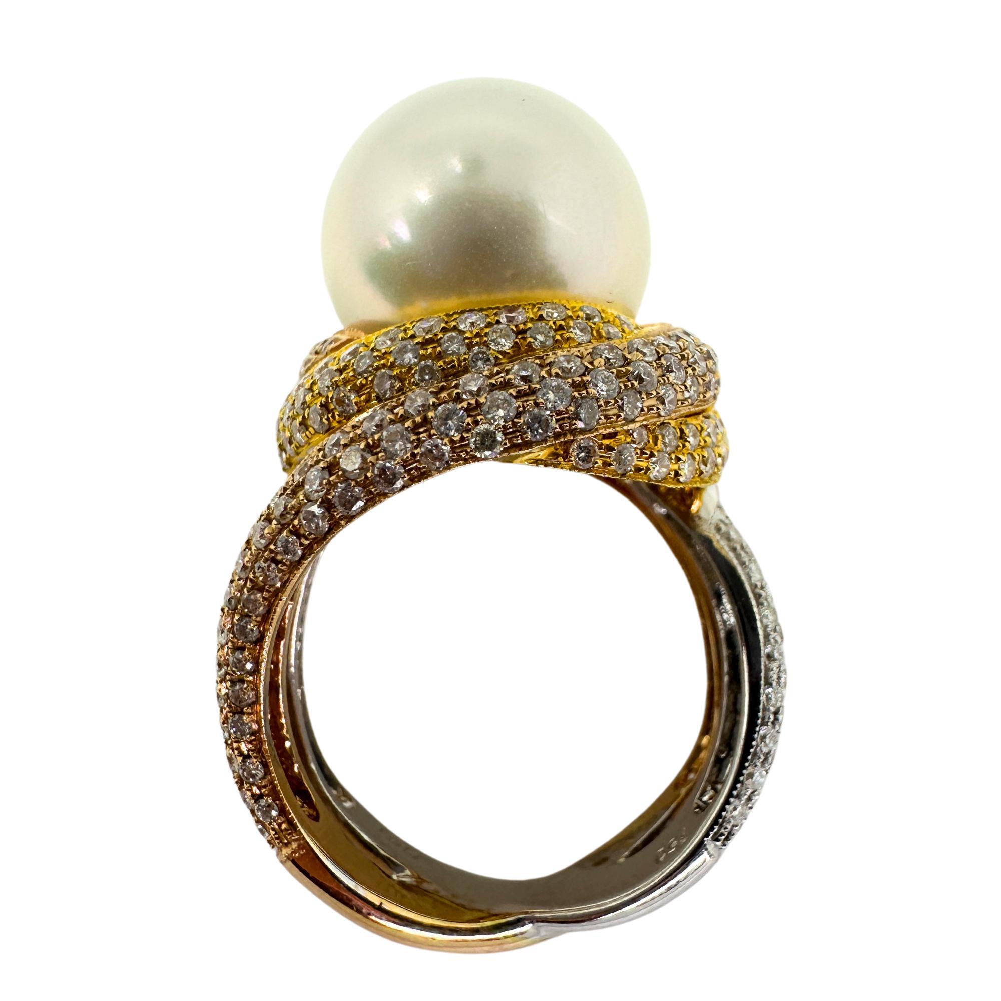 Dieser exquisite Cocktailring aus 18 Karat Diamanten und weißen Perlen ist ein wahres Schmuckstück. Die Kombination aus Diamanten und Perlen verleiht jedem Outfit einen Hauch von Eleganz und Raffinesse. Der Ring ist in gutem Zustand mit nur geringen
