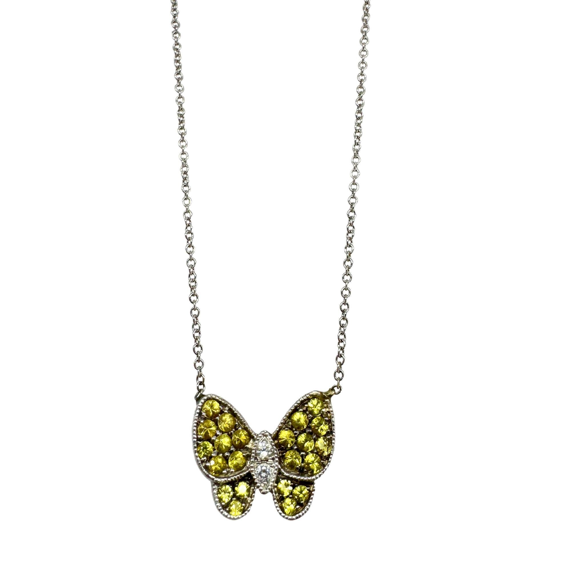 Regardez cet adorable collier papillon en diamant et saphir jaune 18k ! Réalisé en or blanc 18 carats, ce superbe collier présente un délicat pendentif papillon orné de diamants étincelants et de saphirs jaunes éclatants.

Collier papillon en