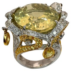 Bague cocktail en diamant 18 carats et saphir jaune.