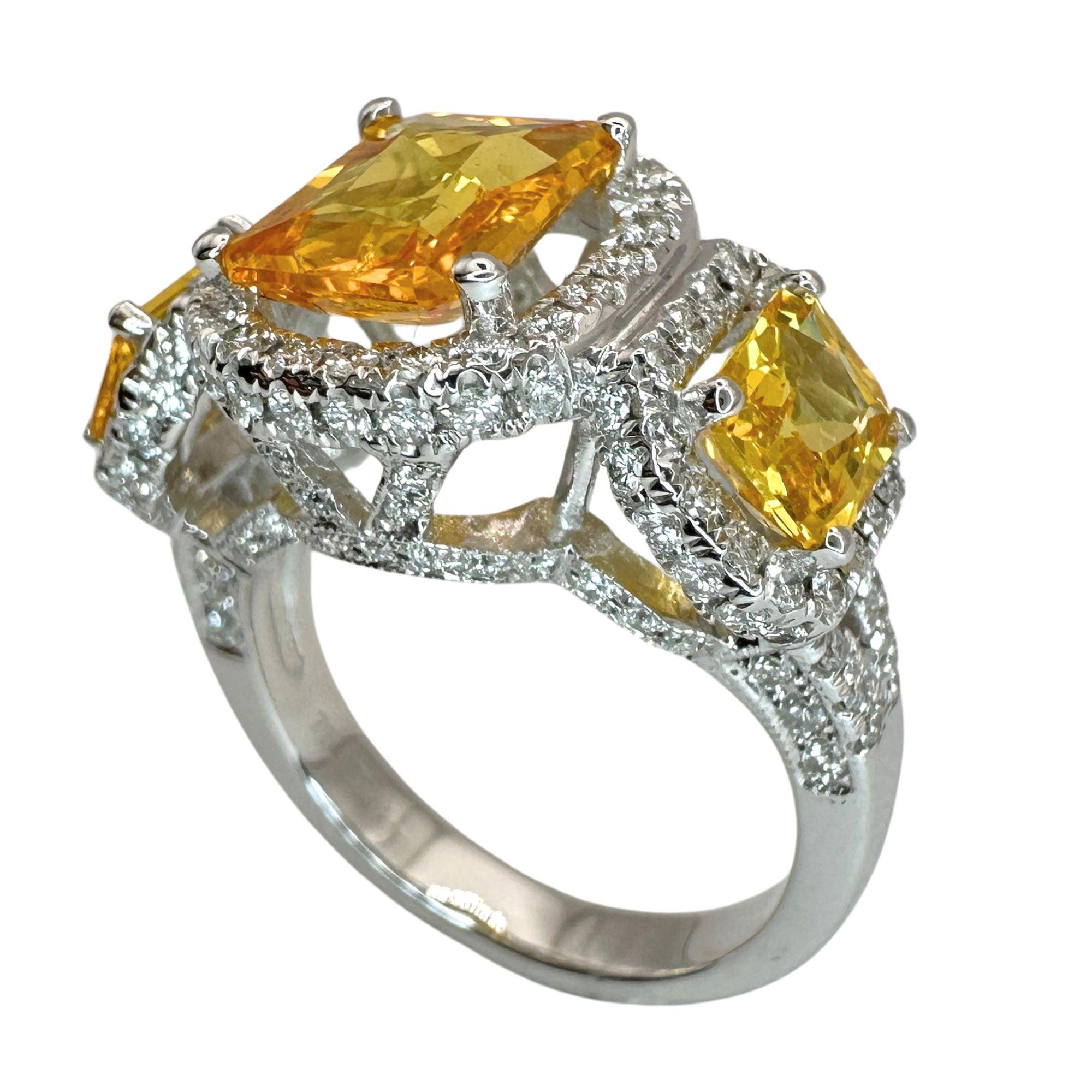 Erhöhen Sie Ihren Stil mit unserem exquisiten Dreisteinring aus 18 Karat Diamant und gelbem Saphir. Mit 0,97 Karat funkelnden Diamanten und 3,95 Karat leuchtend gelben Saphiren ist dieser Ring ein wahres Fest des Luxus und der Eleganz. In gutem