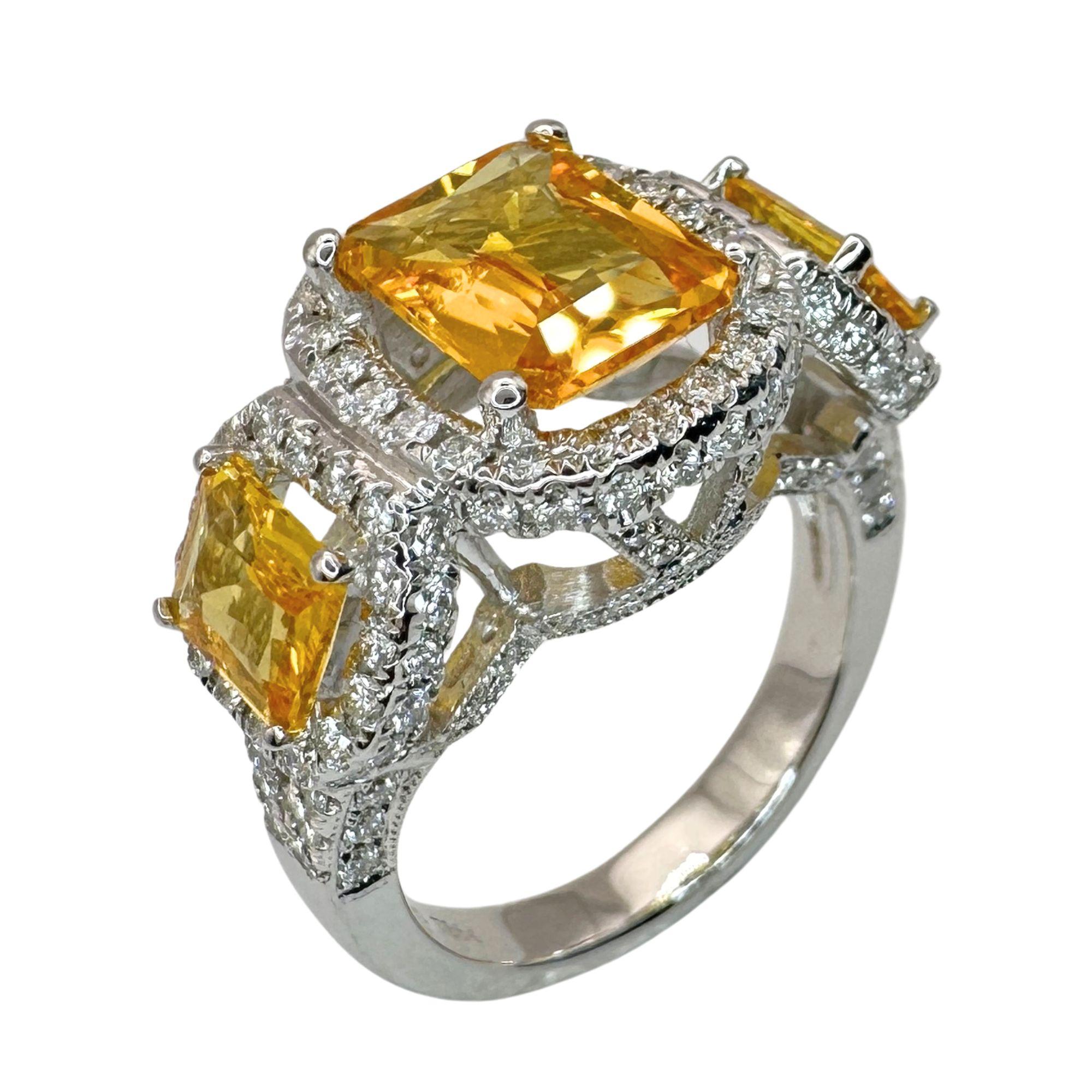 18k Diamant und Gelber Saphir Drei Stein Ring im Zustand „Gut“ im Angebot in New York, NY