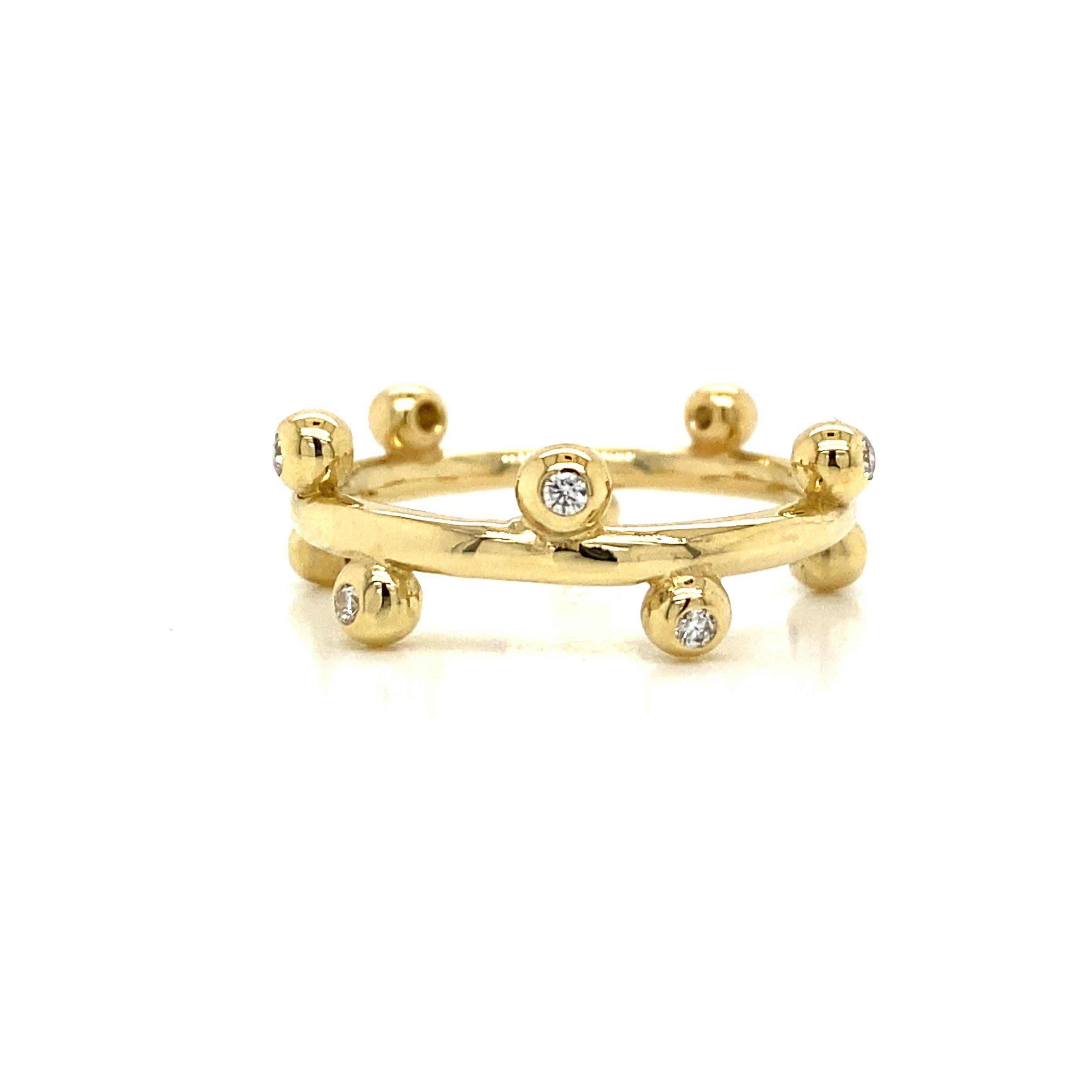 Stapelbarer Ring mit Diamantbesatz aus 18 Karat Gelbgold.  Runde Diamanten im Brillantschliff mit einem Gesamtgewicht von 0.15 Karat, einer Farbe von G-H und einer Reinheit von VS sind fachmännisch gefasst. Der Ring misst 1/4 Zoll in der Breite an