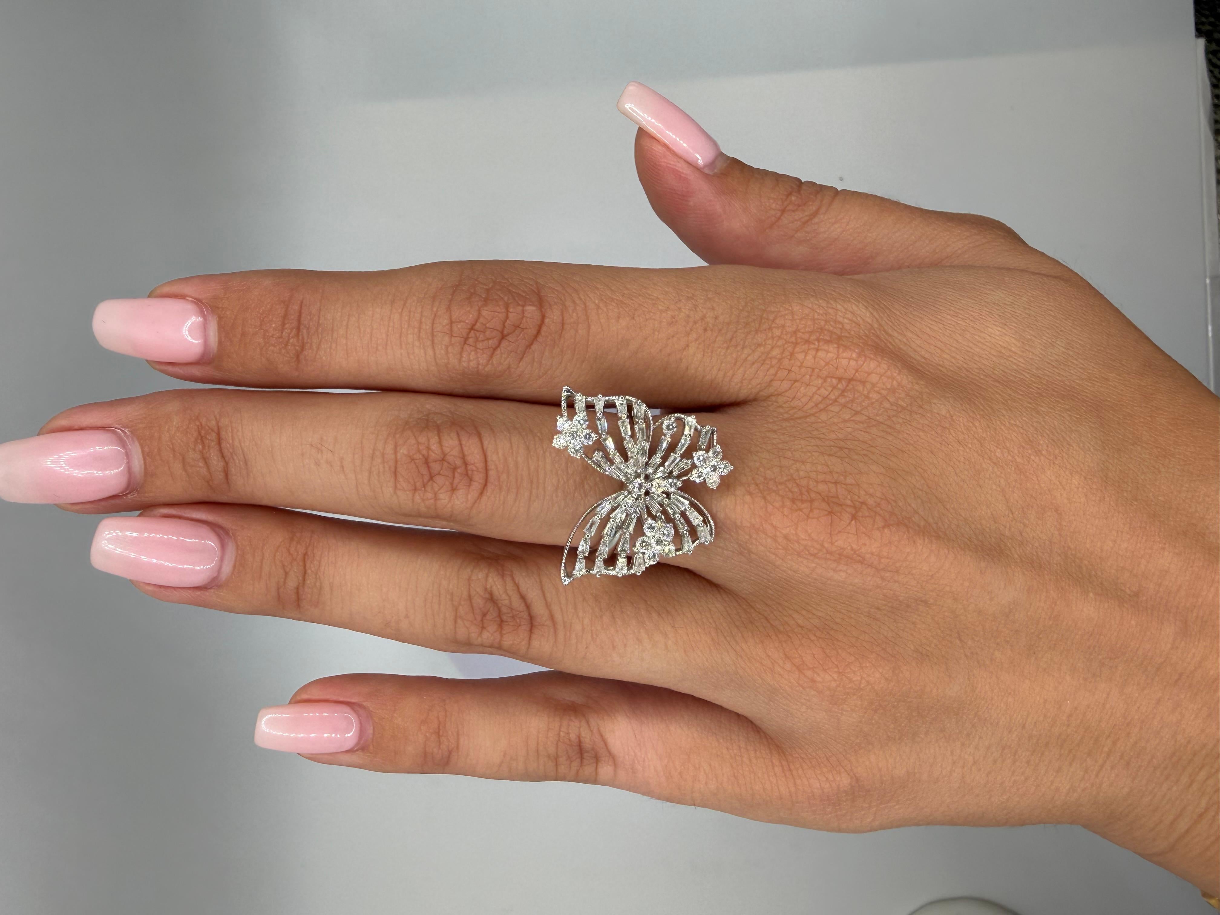 Taglio rotondo Anello a farfalla con diamante 18k in vendita