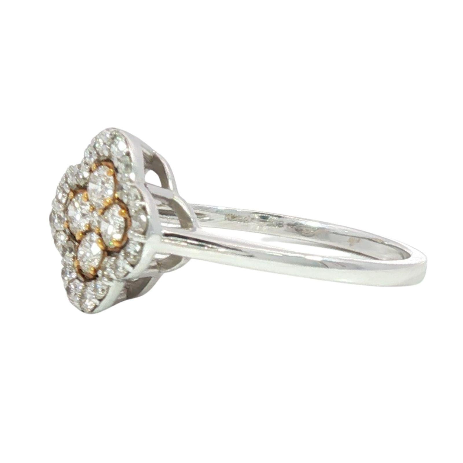Bague trèfle en or blanc 18 carats Taille 7 ~0.5ctw Diamants

Cette bague en or blanc 18 carats présente un arrangement complexe de diamants de taille ronde, méticuleusement sertis pour former une grappe ressemblant à un trèfle à quatre feuilles. Le