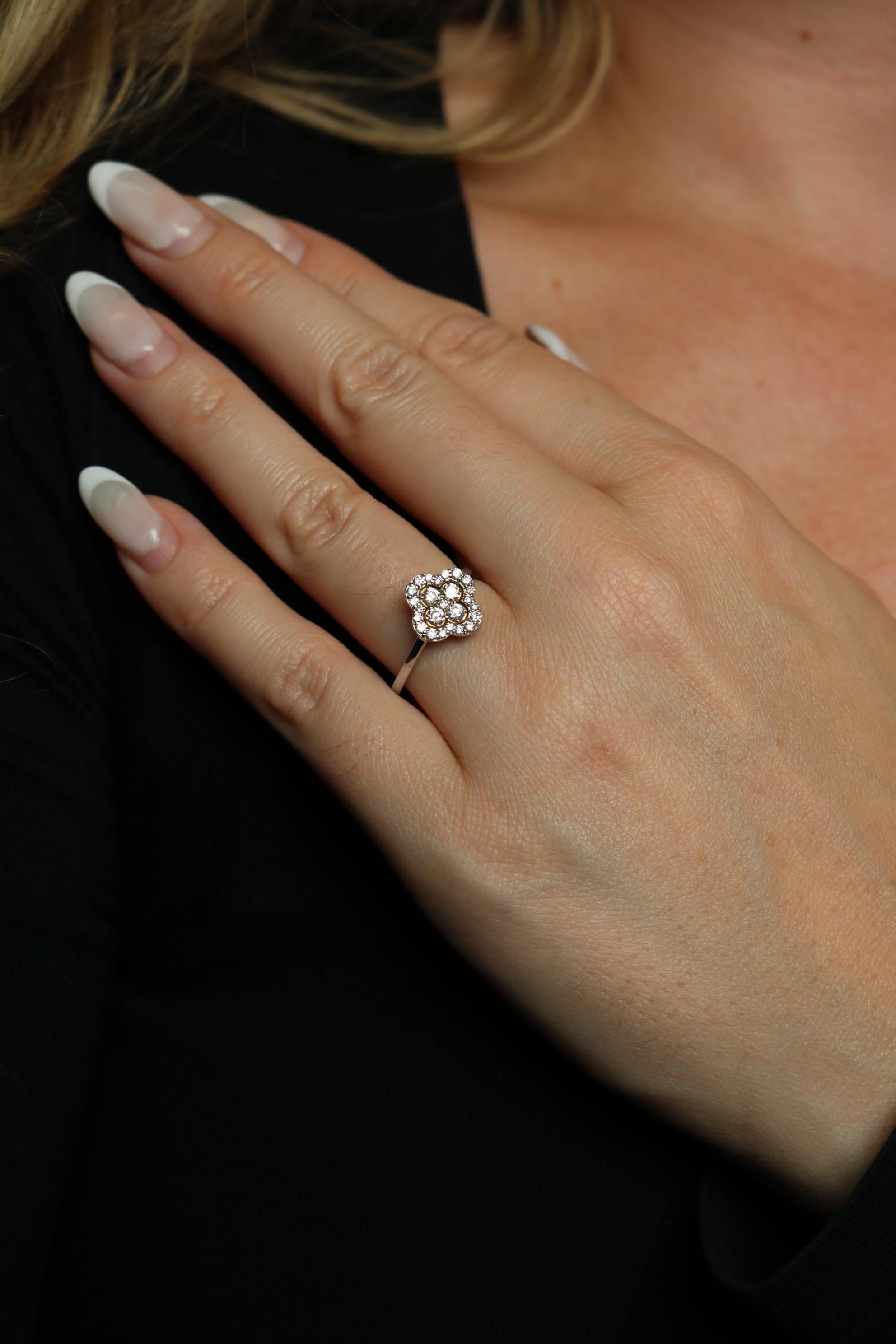 Moderne Bague trèfle en or blanc 18 carats Taille 7 ~0.5ctw Diamants en vente