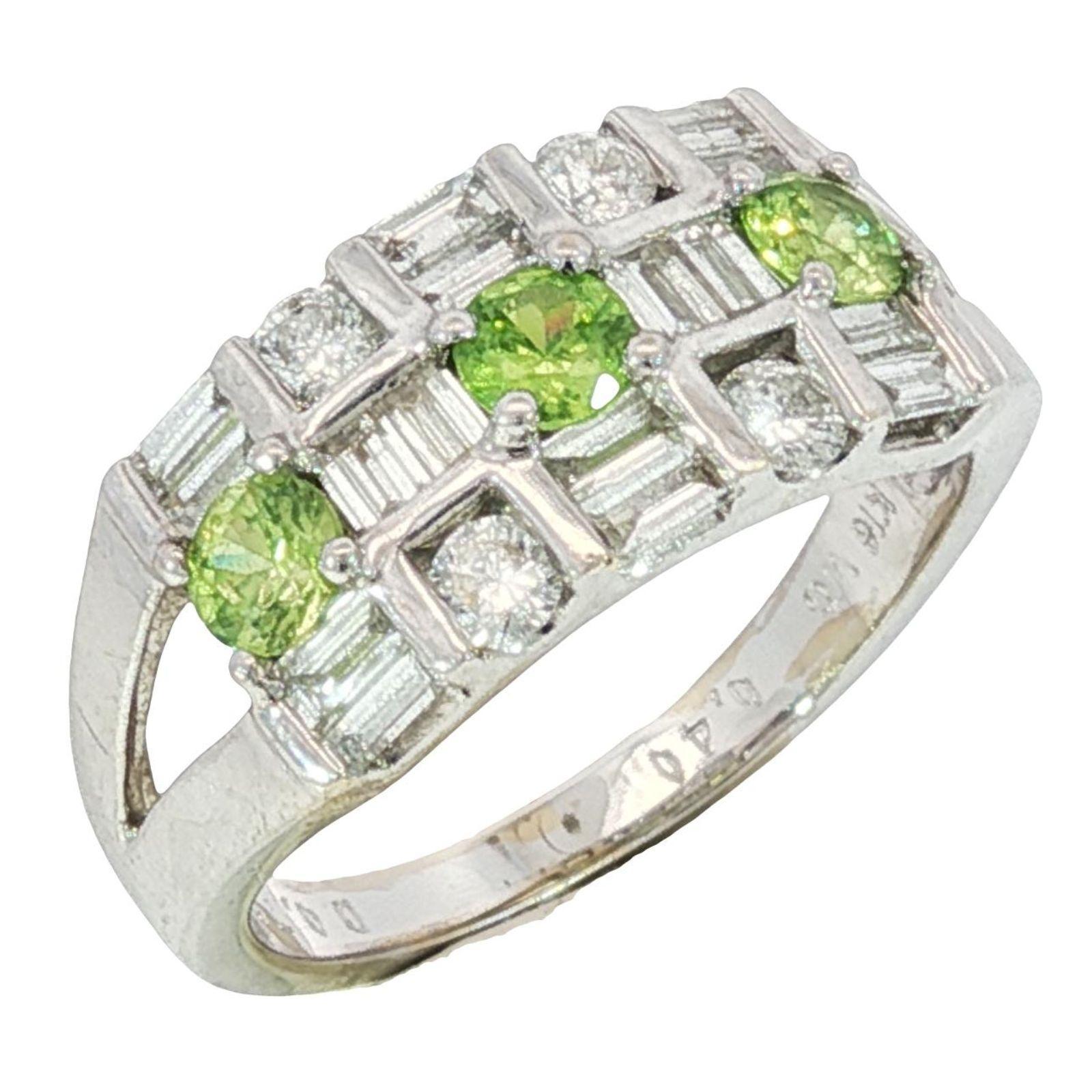 Bague en or blanc 18K diamant grenat démantoïde Estate ~1.1ctw 

Montée en or blanc 18 carats, cette élégante bague présente une paire sophistiquée de diamants blancs taille baguette et de démantoïdes vertes taille ronde. Les diamants, d'une valeur