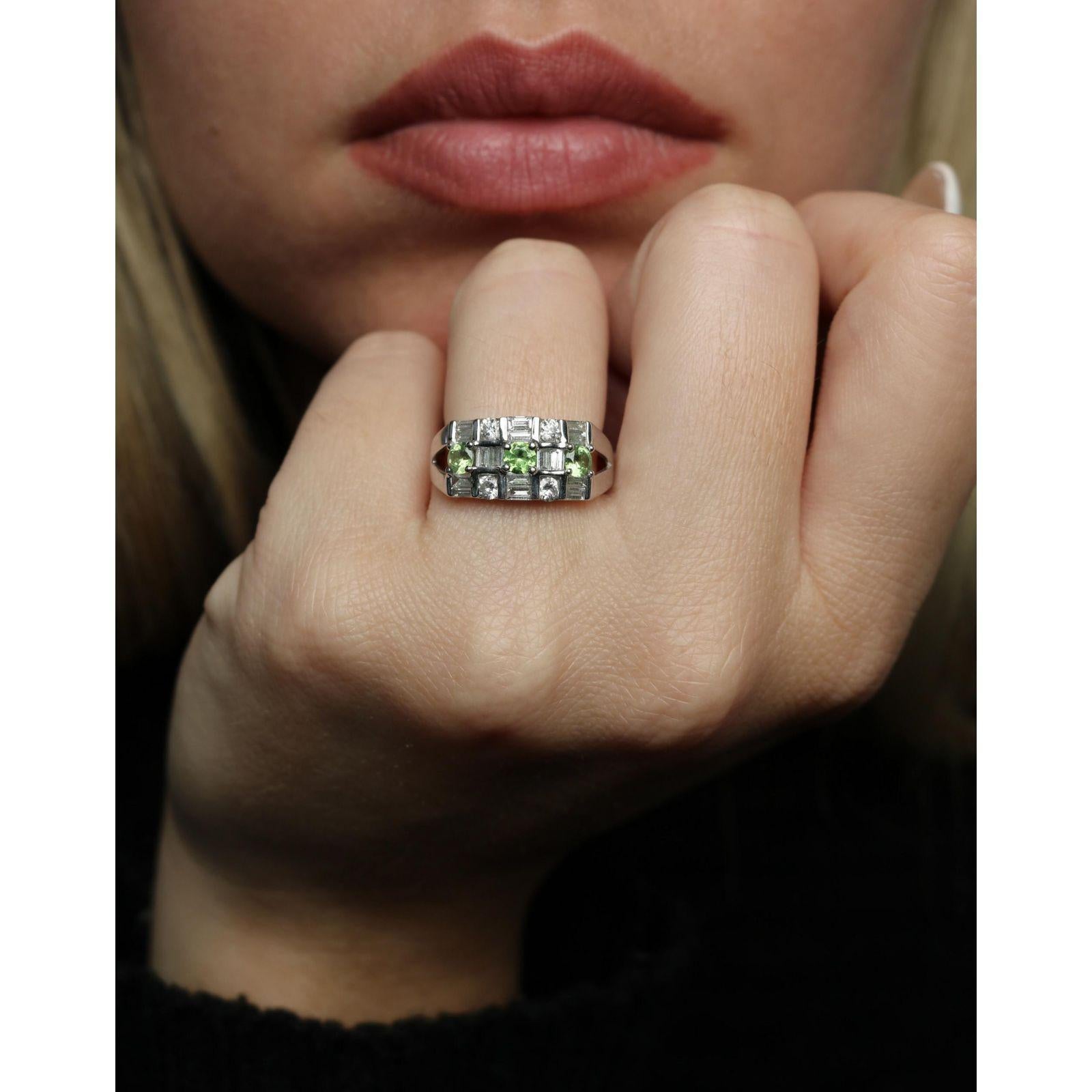 Taille baguette Bague en or blanc 18K diamant grenat démantoïde Estate ~1.1ctw en vente