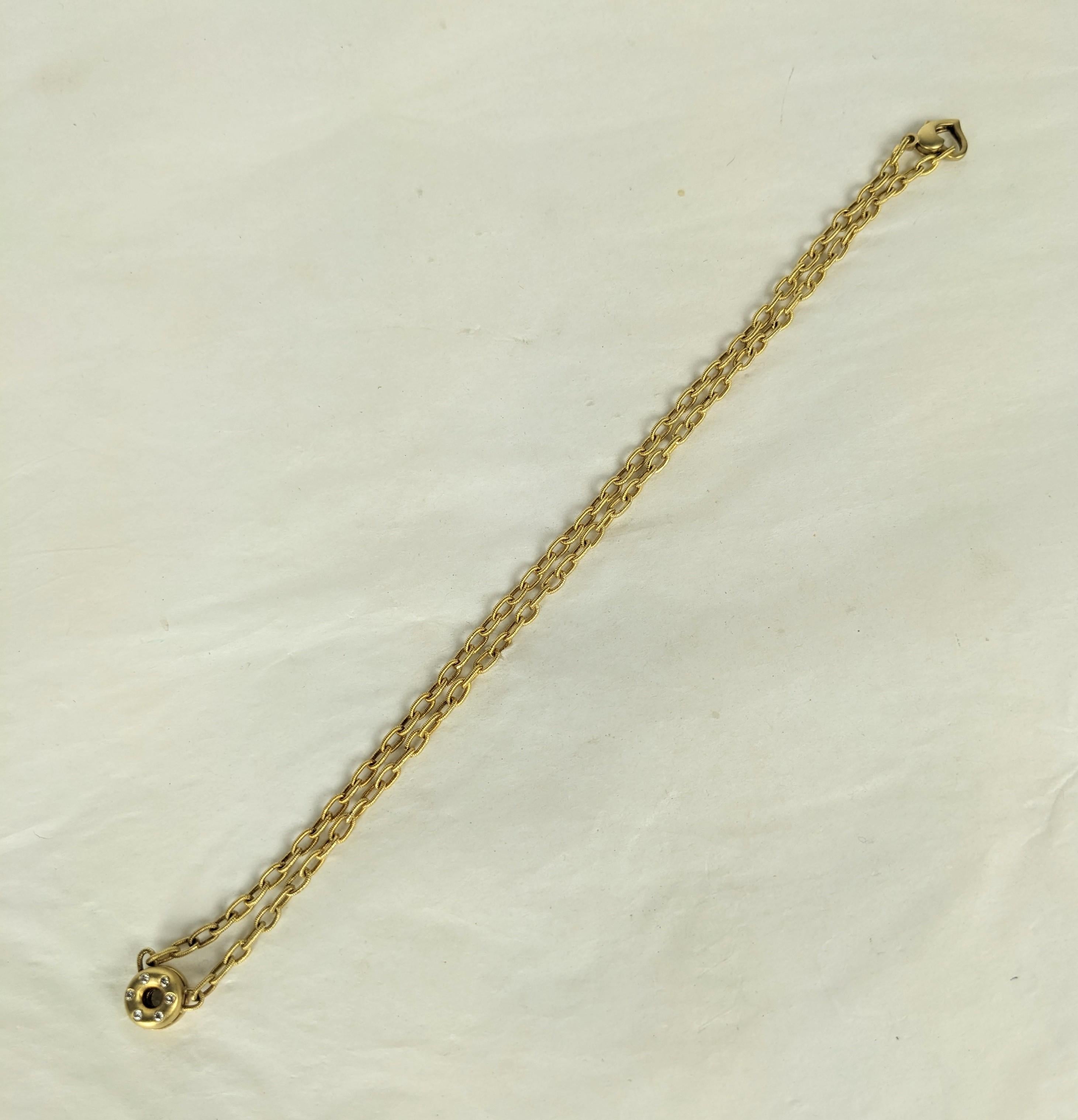 Elegantes 18K-Diamant-Donut-Halsband aus den 1990er Jahren. Mattgoldener Donut, besetzt mit 6 funkelnden Diamanten an einer gerippten Goldkette im Yurman-Stil mit ungewöhnlichem 14-karätigem Herzverschluss. Schwere 18-karätige Kette und Anhänger,