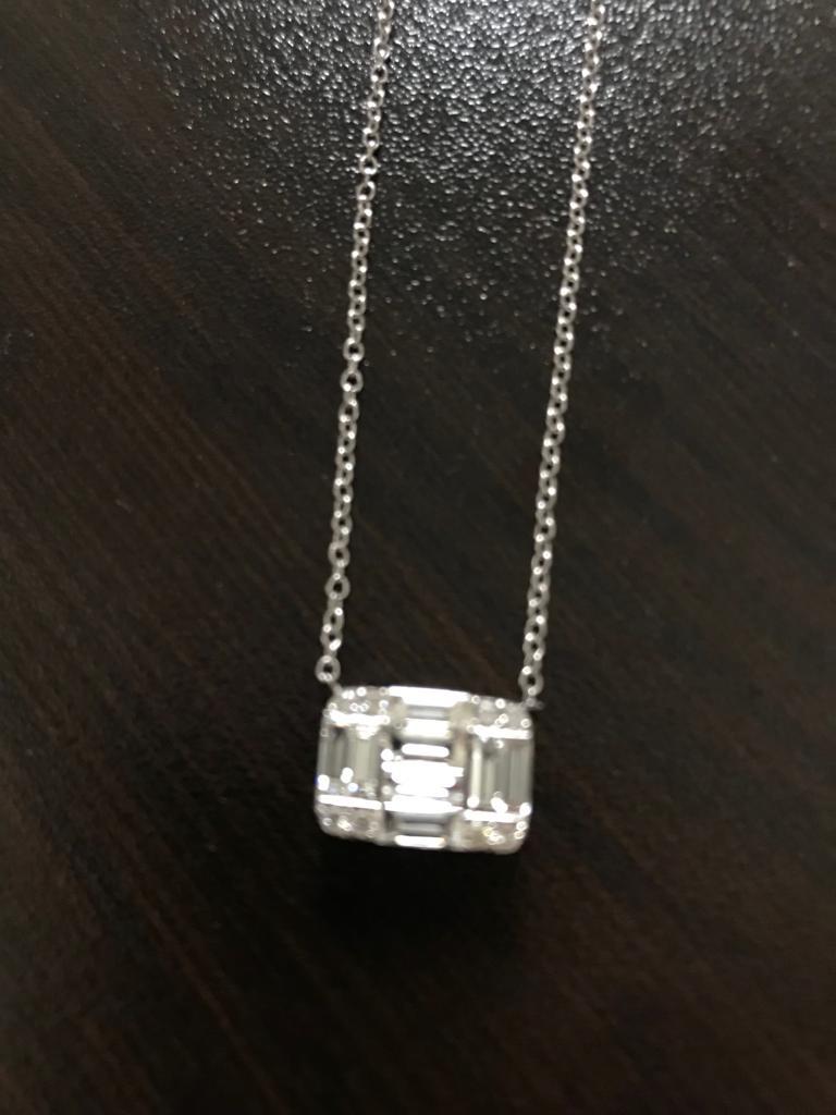 Taille baguette Pendentif en or 18 carats avec diamant taille émeraude de 2 carats en vente