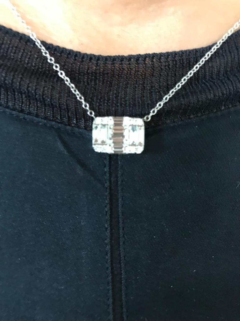 Pendentif en or 18 carats avec diamant taille émeraude de 2 carats Neuf - En vente à Great Neck, NY