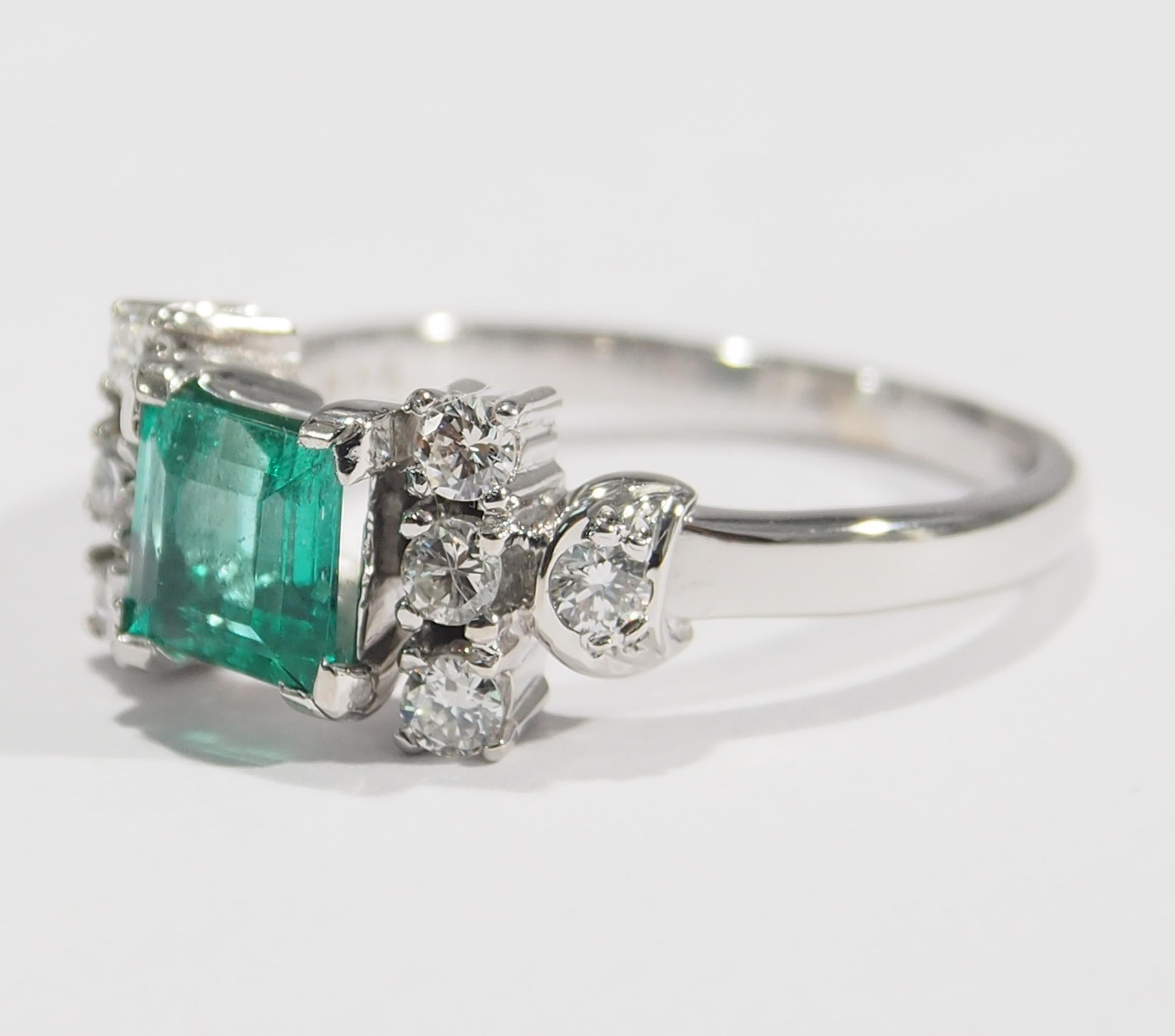 18 Karat Diamond Emerald Ring White Gold Engagement Wedding In Good Condition In Boca Raton, FL