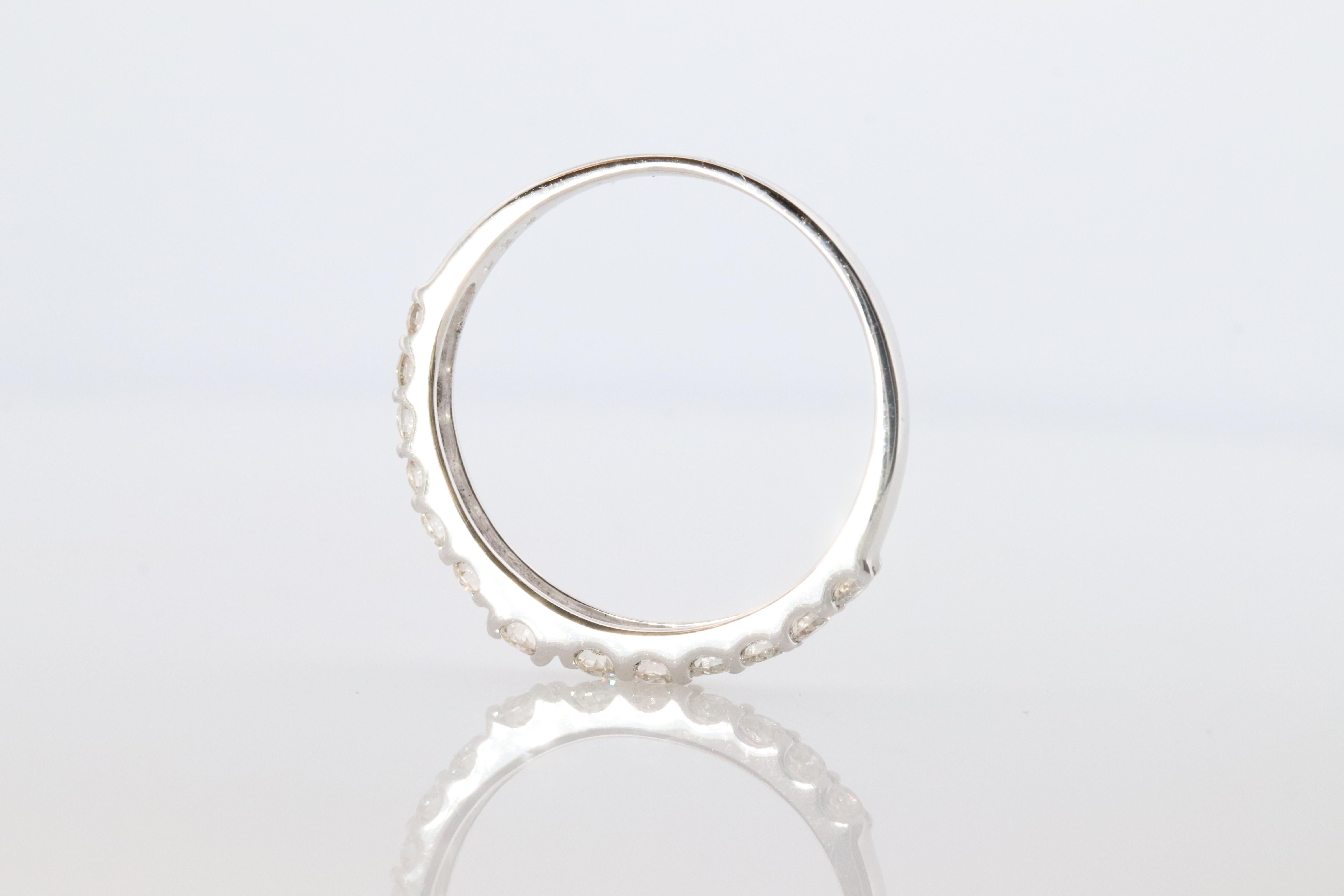 Anillo de eternidad de diamantes de 18k. Anillo de medio aniversario de oro blanco de 18k de 0,5 ctw. en venta 5