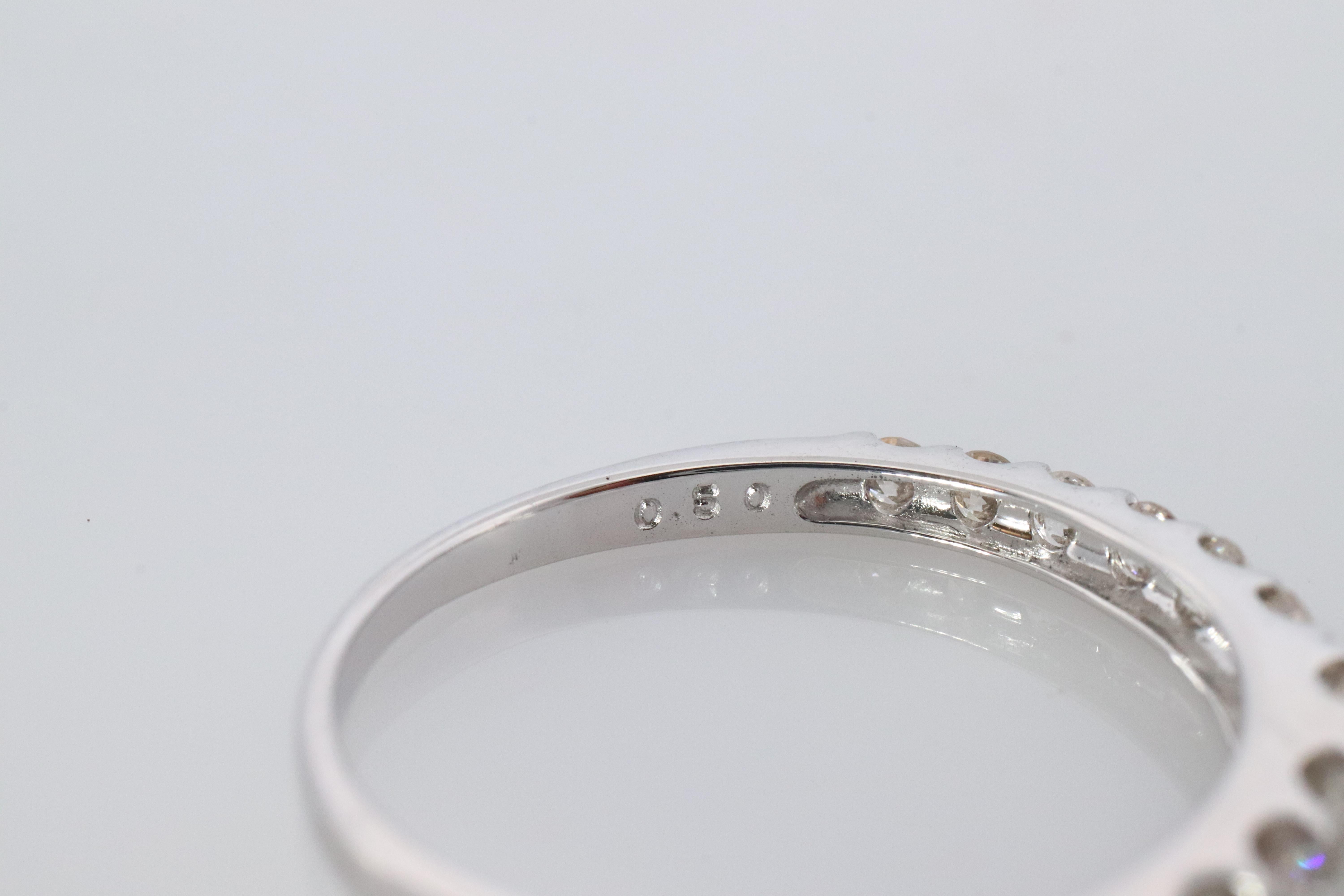 Anillo de eternidad de diamantes de 18k. Anillo de medio aniversario de oro blanco de 18k de 0,5 ctw. en venta 7